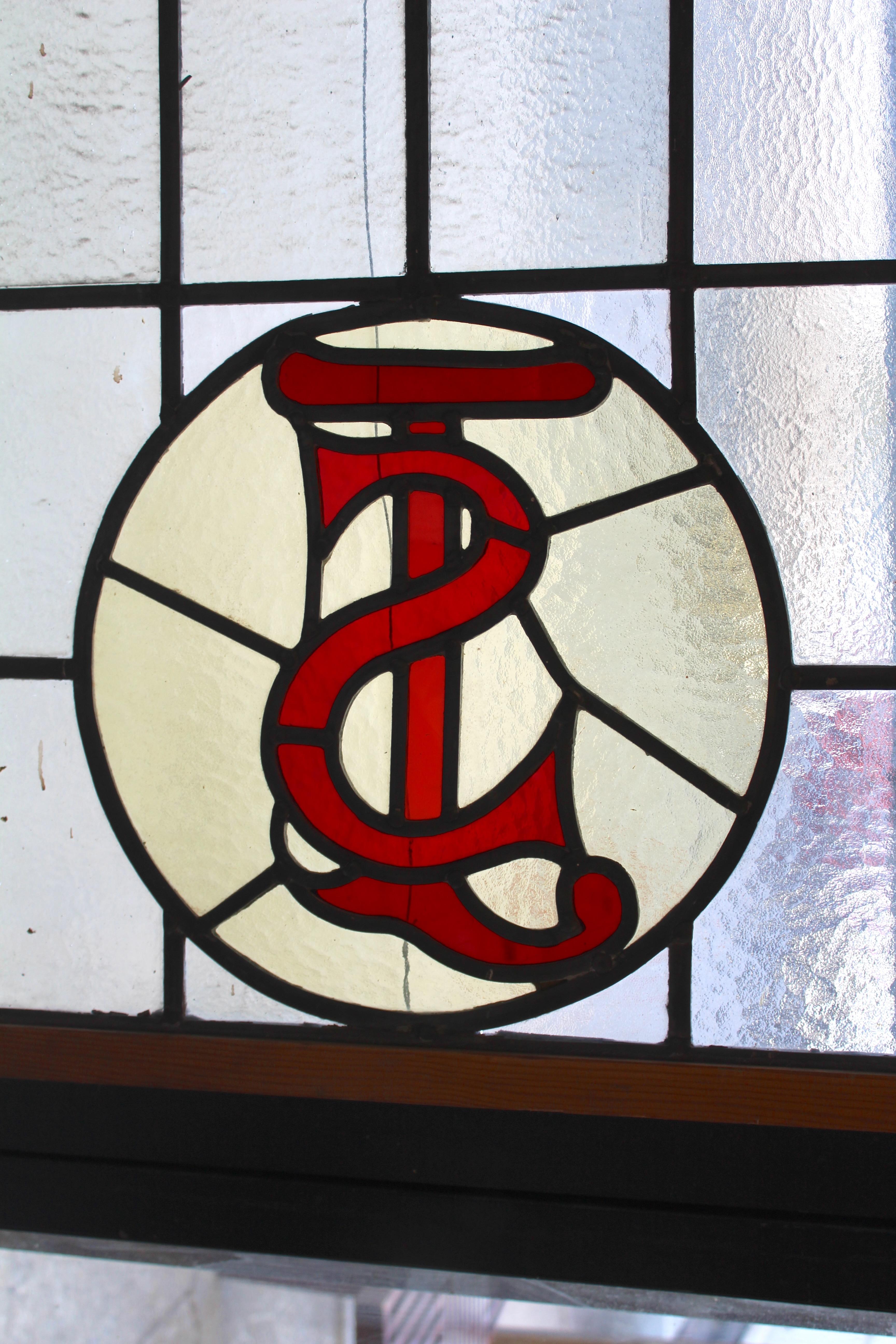 Vitrail d'église arqué avec monogramme 66