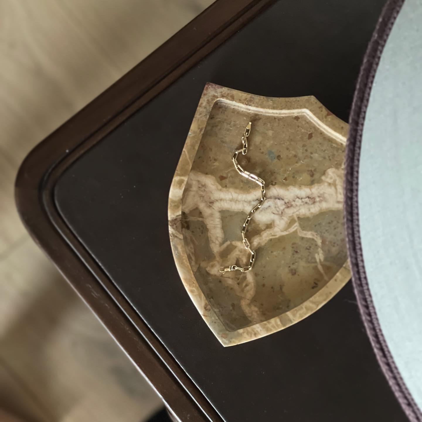 Arched Crest: Catch All Tablett in Metamorphic von Anastasio Home (Organische Moderne) im Angebot
