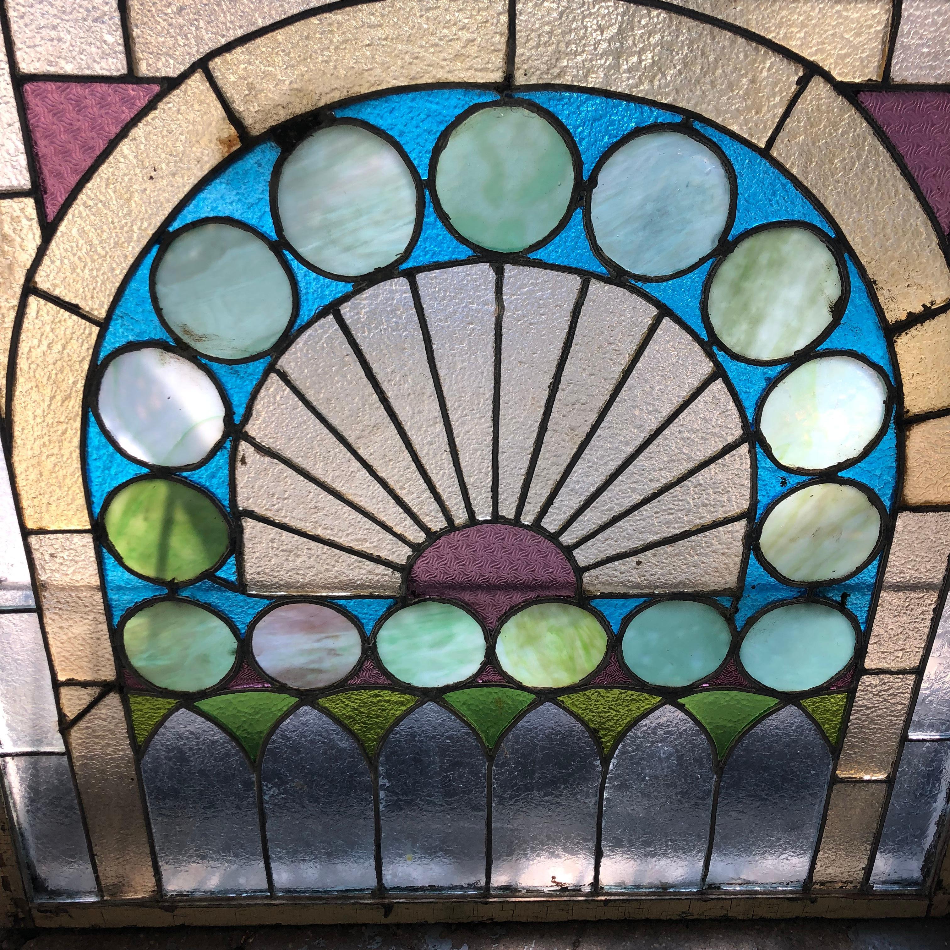 Esta divertida ventana antigua procede de una casa de piedra rojiza de Brooklyn, Nueva York, de principios de siglo. Salvada antes de la demolición, ¡esta ventana daba a Prospect Park!
Las dimensiones totales corresponden a la vidriera y el marco.