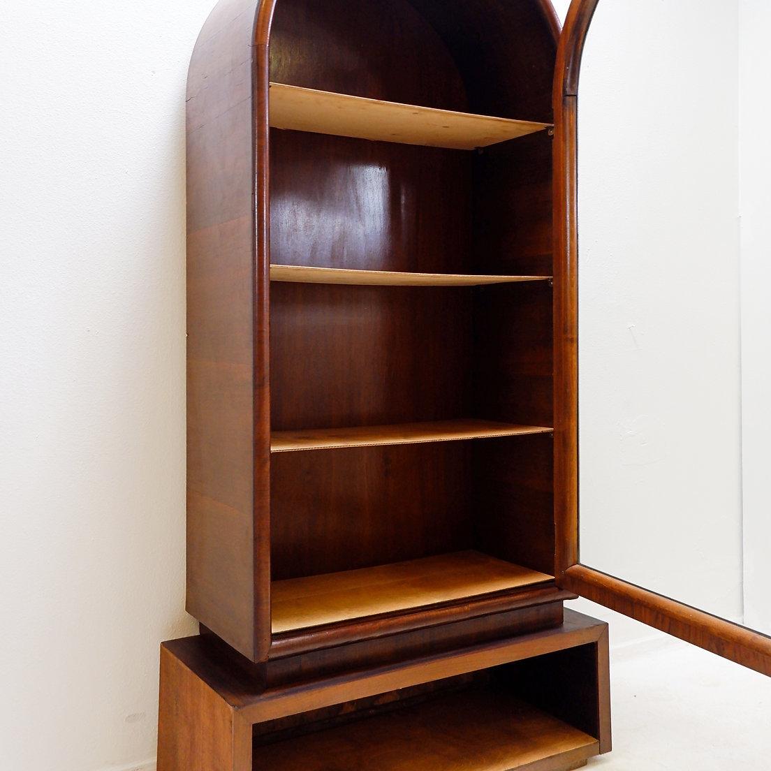 Vitrine cintrée en bois et porte vitrée - années 1950 en vente 8