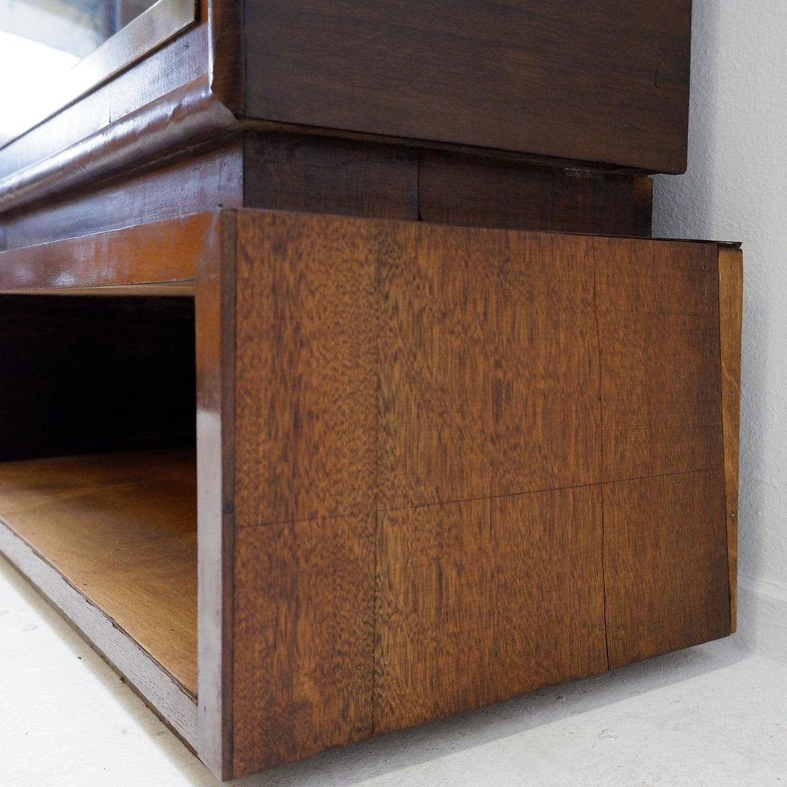 Vitrine cintrée en bois et porte vitrée - années 1950 en vente 9