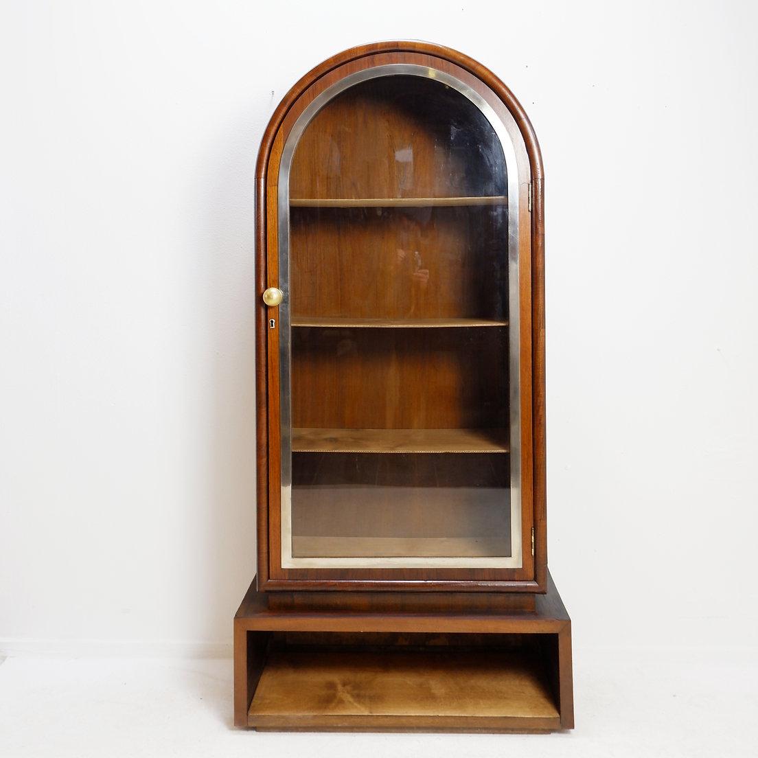 Vitrine cintrée en bois et porte vitrée - années 1950
placage de bois endommagé ou manquant - VOIR PHOTOS 
Rangement - Antiquité - Meubles
Dimensions : 80x36.5cm H:166cm 
MATERIAL : Bois - Verre - Laiton - Métal