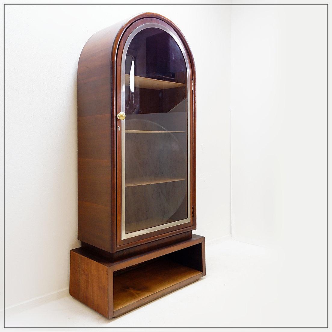 Art déco Vitrine cintrée en bois et porte vitrée - années 1950 en vente