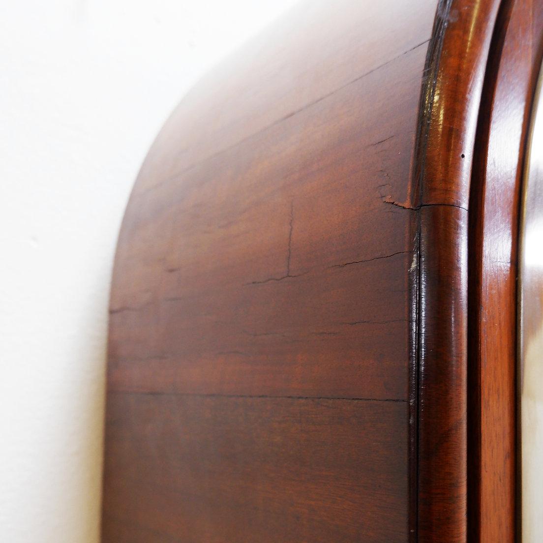 Métal Vitrine cintrée en bois et porte vitrée - années 1950 en vente