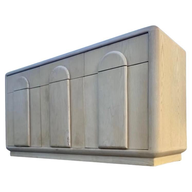 Credenza/armadio anni '80 in rovere decapato con cassetti e ante ad arco intagliati. Il piano è dotato di tre cassetti; ogni cassetto è dotato di un mobile sottostante.

Un meraviglioso pezzo della fine del XX secolo, creato con una struttura