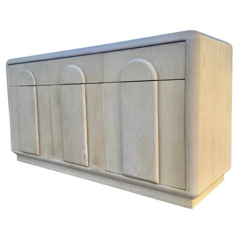 Minimalismo Credenza con ante ad arco in Oak decapato in vendita