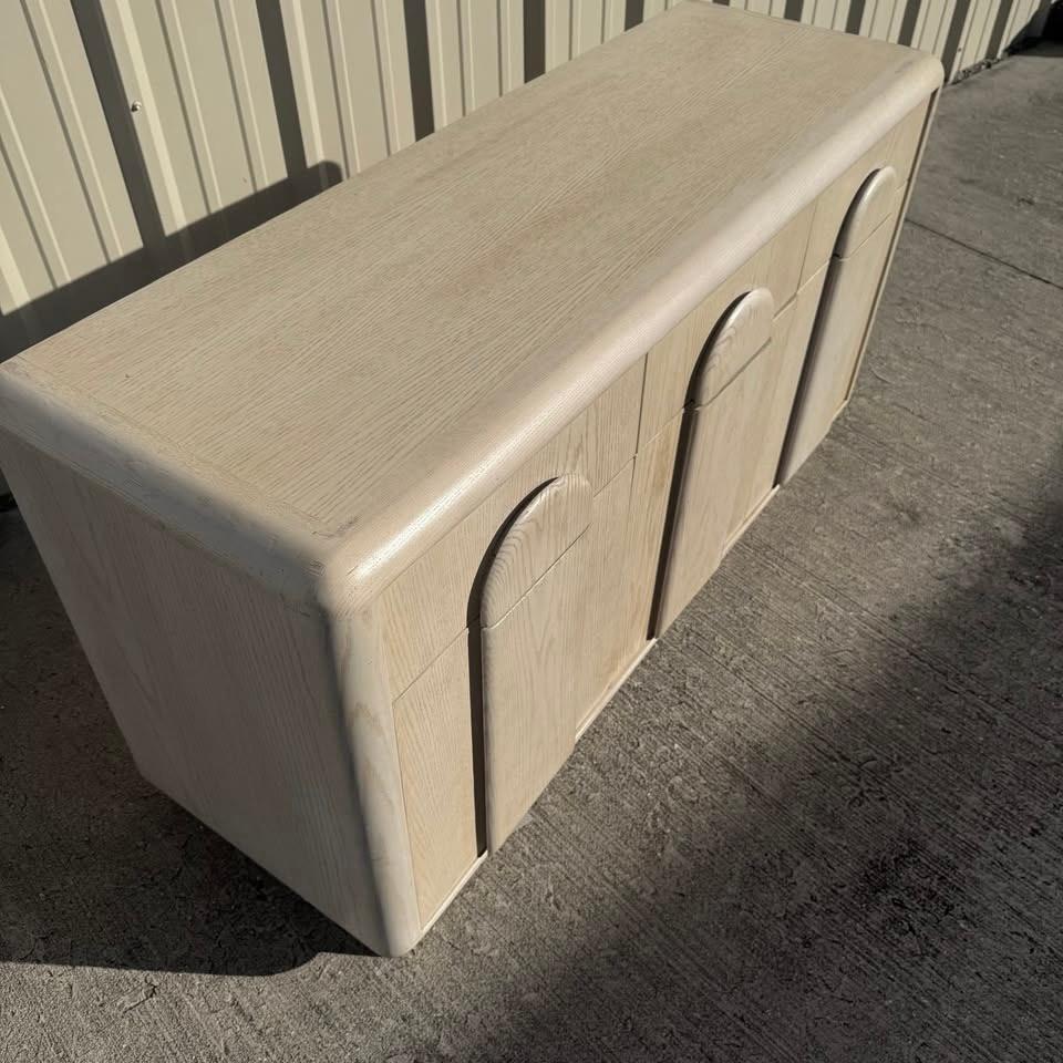 Fatto a mano Credenza con ante ad arco in Oak decapato in vendita