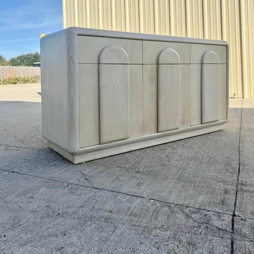 Credenza con ante ad arco in Oak decapato In condizioni buone in vendita a Round Top, TX