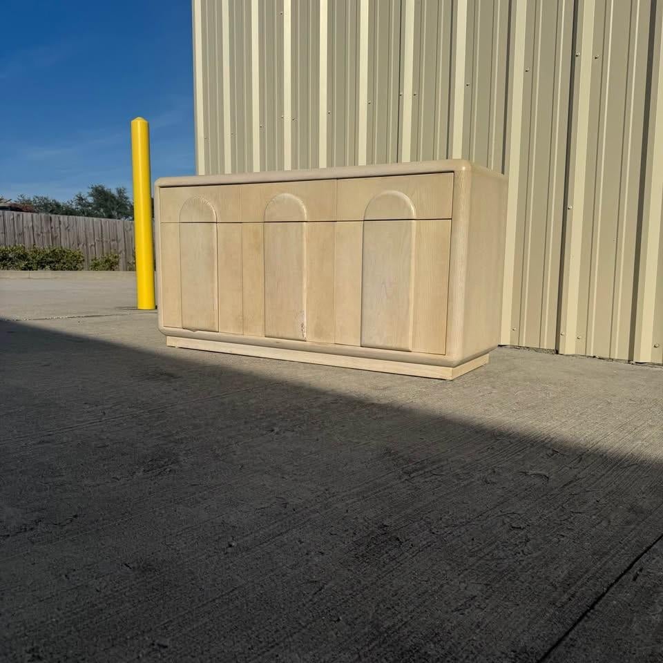 XX secolo Credenza con ante ad arco in Oak decapato in vendita