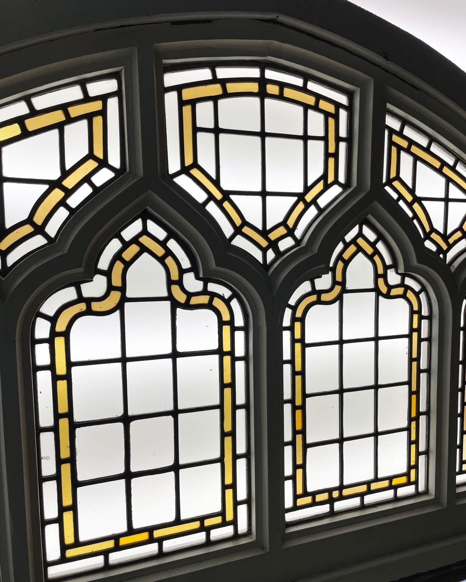 Gewölbtes Buntglasfenster im kirchlichen Stil (Viktorianisch) im Angebot