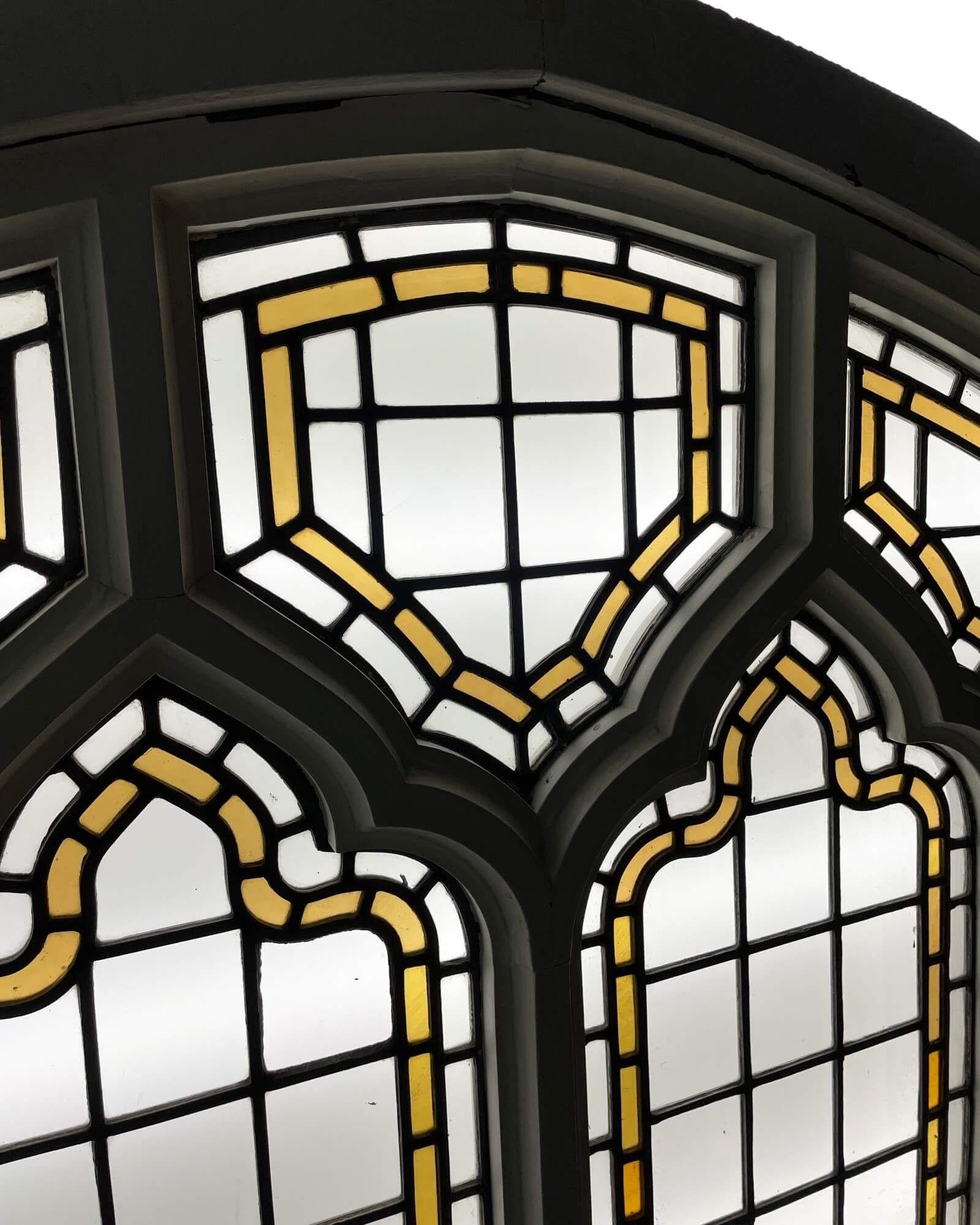 Gewölbtes Buntglasfenster im kirchlichen Stil (Gebeizt) im Angebot