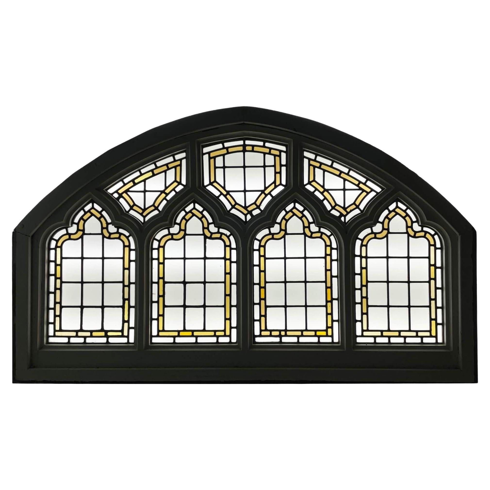 Gewölbtes Buntglasfenster im kirchlichen Stil