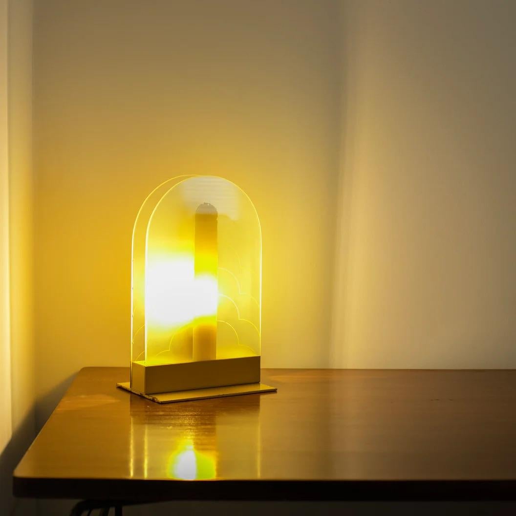 Cette lampe de bureau possède deux abat-jours en verre peints en jaune vif. Le verre est dépoli, ce qui crée un contraste dans la façon dont la lumière se diffuse. Même lorsqu'il n'est pas éclairé, sa peinture écaillée lui donne un air vintage, ce