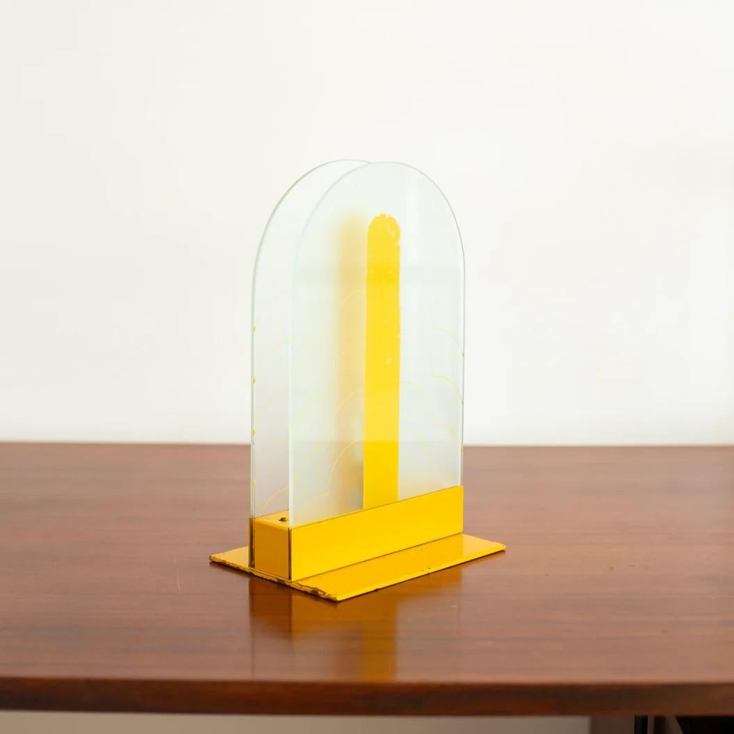 Français Lampe de bureau arquée peinte en jaune en vente