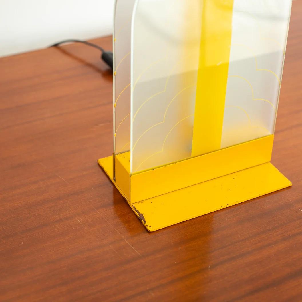 Fin du 20e siècle Lampe de bureau arquée peinte en jaune en vente