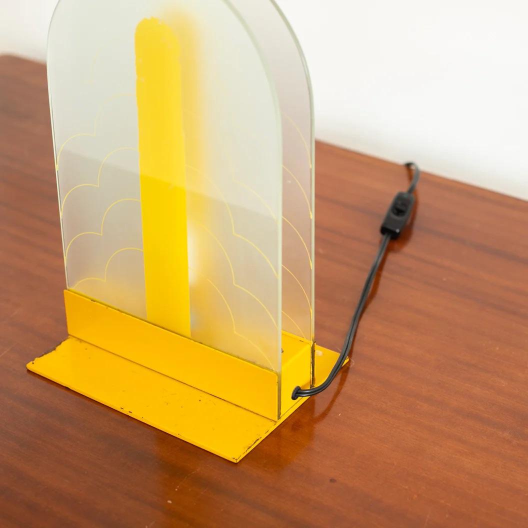 Lampe de bureau arquée peinte en jaune en vente 1