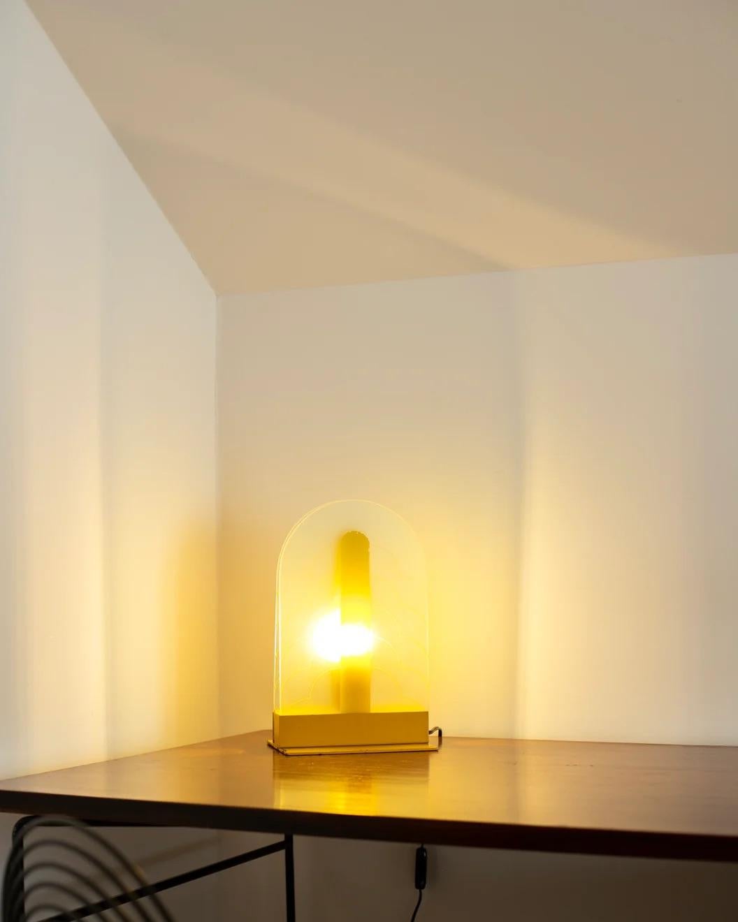 Lampe de bureau arquée peinte en jaune en vente 2