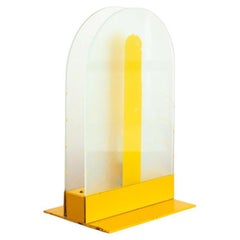 Gewölbtes Glas mit gelb gestrichener Schreibtischleuchte