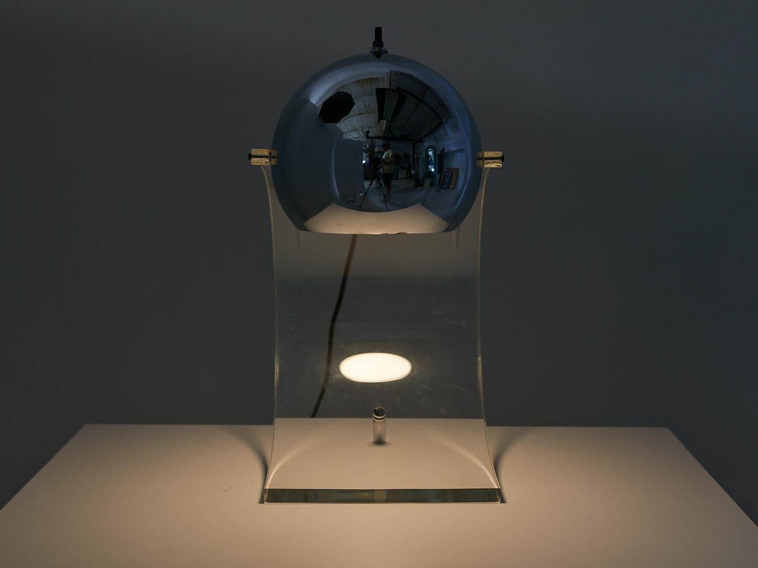 Lampe aus gewölbtem Lucite von Robert Sonneman, 1970er Jahre im Angebot 3