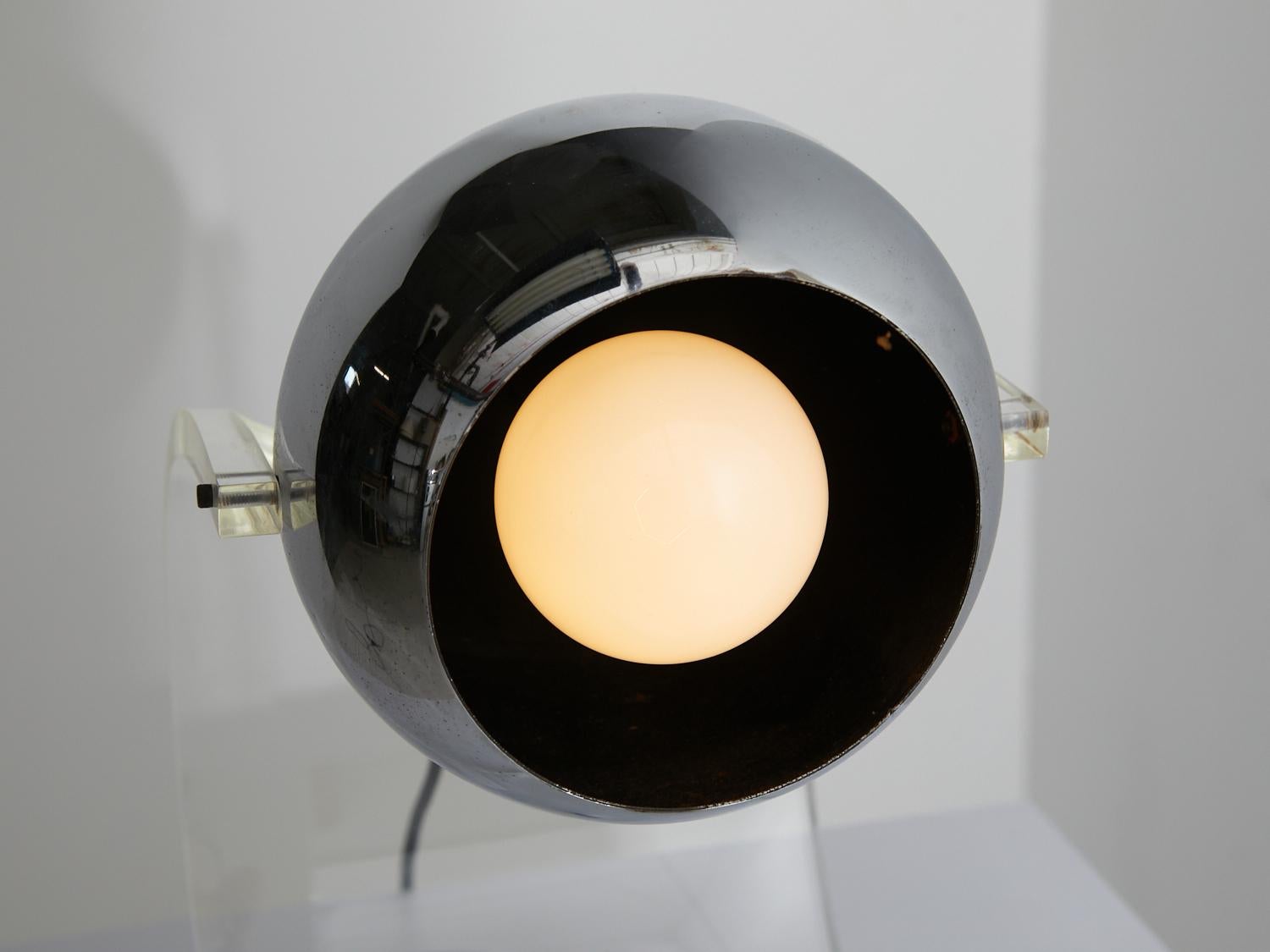 Lampe aus gewölbtem Lucite von Robert Sonneman, 1970er Jahre (Ende des 20. Jahrhunderts) im Angebot