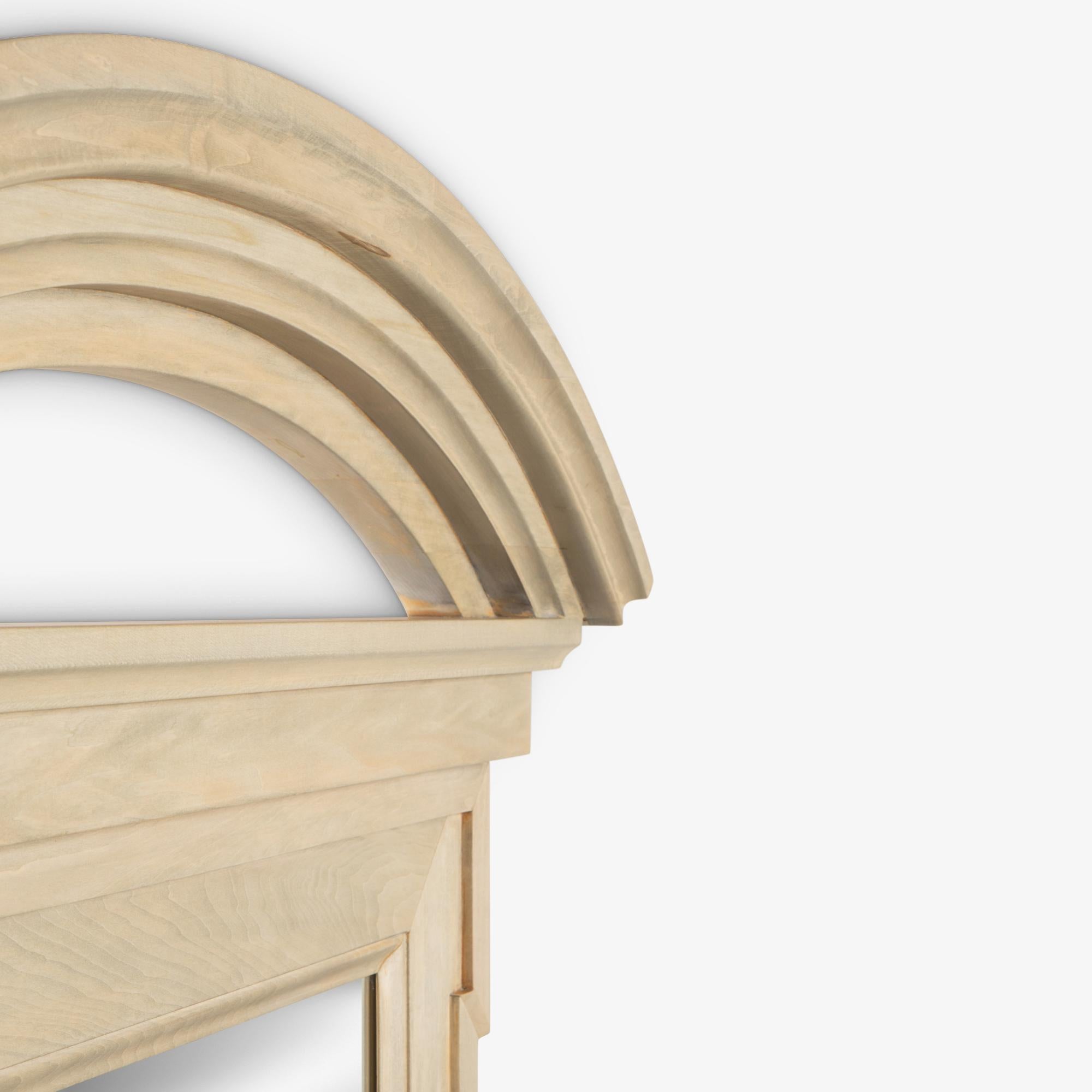 Espejo con frontón arqueado de madera natural encalada de John Hutton para Donghia en venta 4