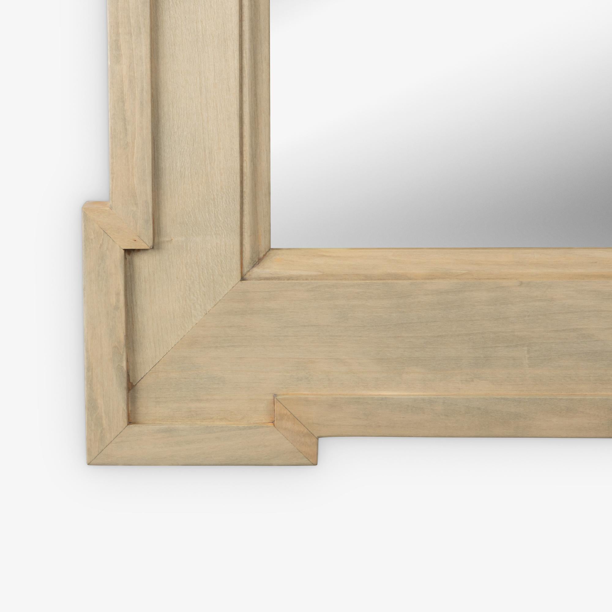 Espejo con frontón arqueado de madera natural encalada de John Hutton para Donghia en venta 1