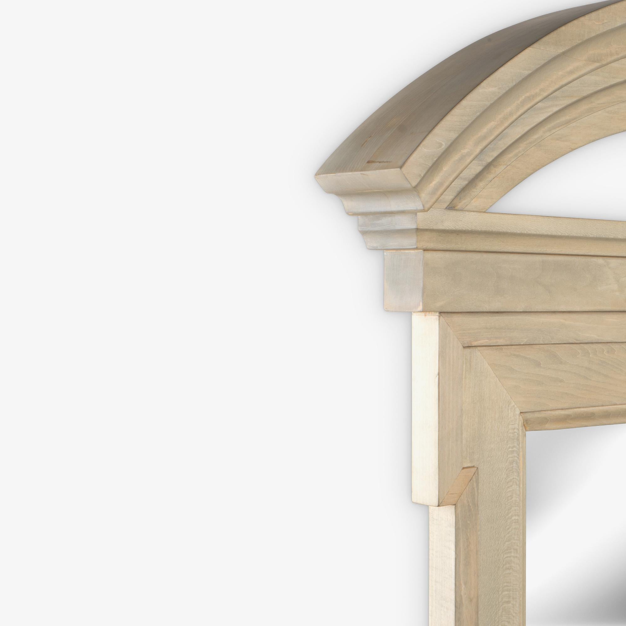 Espejo con frontón arqueado de madera natural encalada de John Hutton para Donghia en venta 3