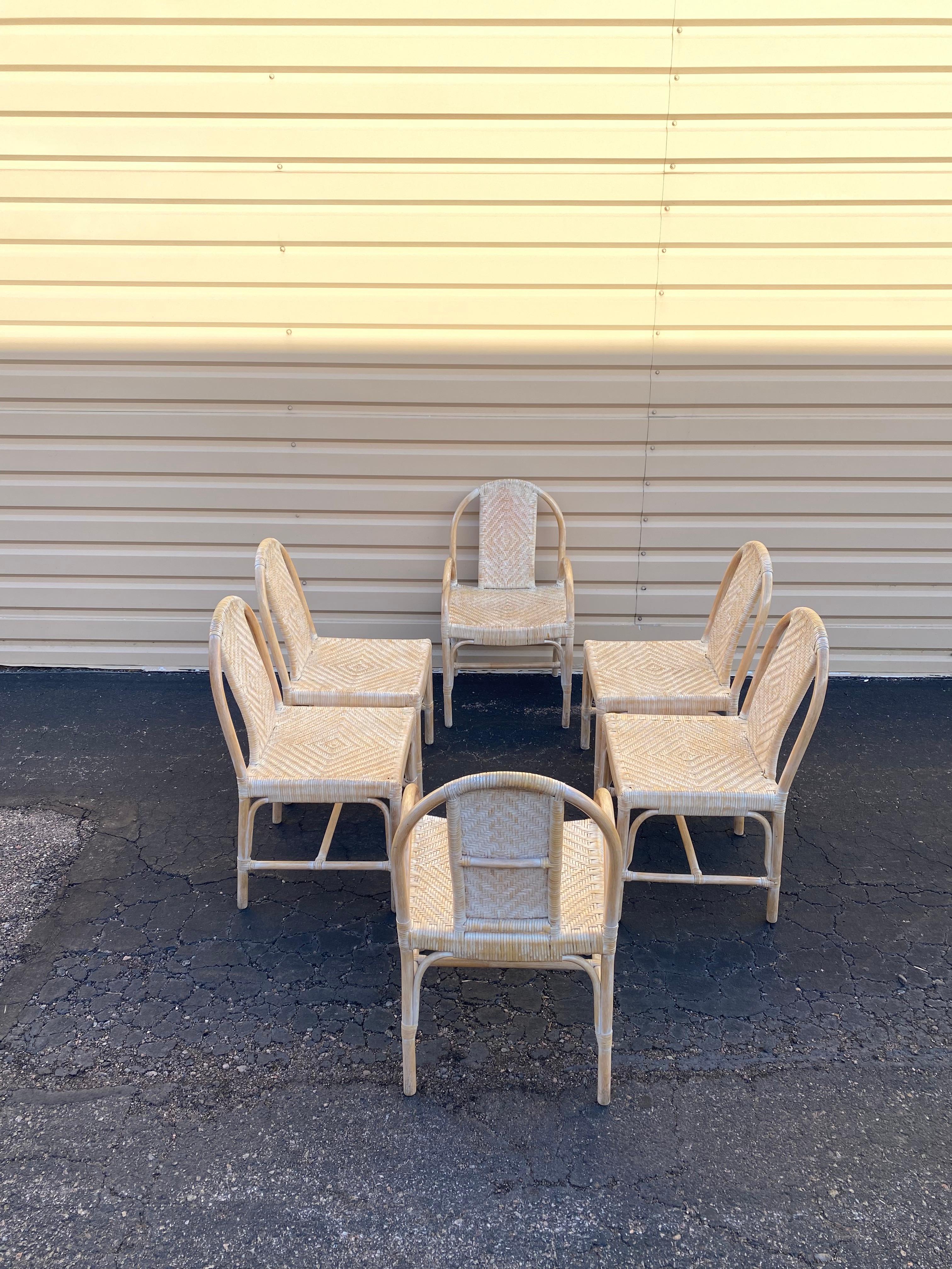 Sedie in rattan decapato e pelle di rawhide con schienale ad arco. Il set da sei include quattro sedie laterali e due poltrone. Condizioni generali eccellenti, con usura dovuta all'età, come mostrato. Nessun marchio di fabbrica; attribuito alla