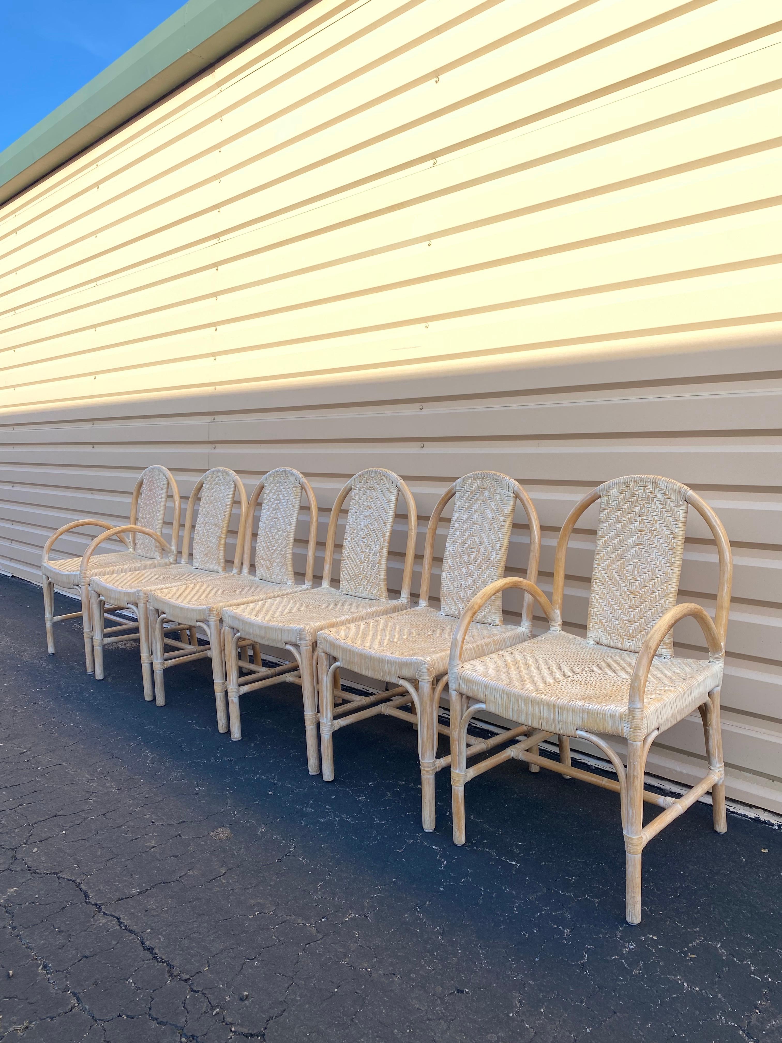 Mid-Century moderno Sedie da pranzo costiere Arched Pickled Rawhide in pelle e rattan, set di sei (6) in vendita