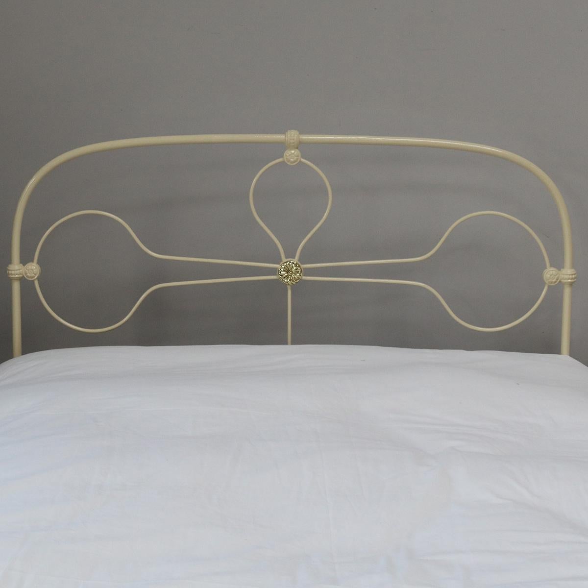 Arched Small Double Bed in Cream In Good Condition In Wrexham, GB