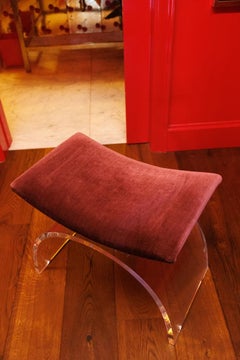 Gewölbter Hocker mit rotem Samtbezug, aus ANDY COHEN'S Personal Collection