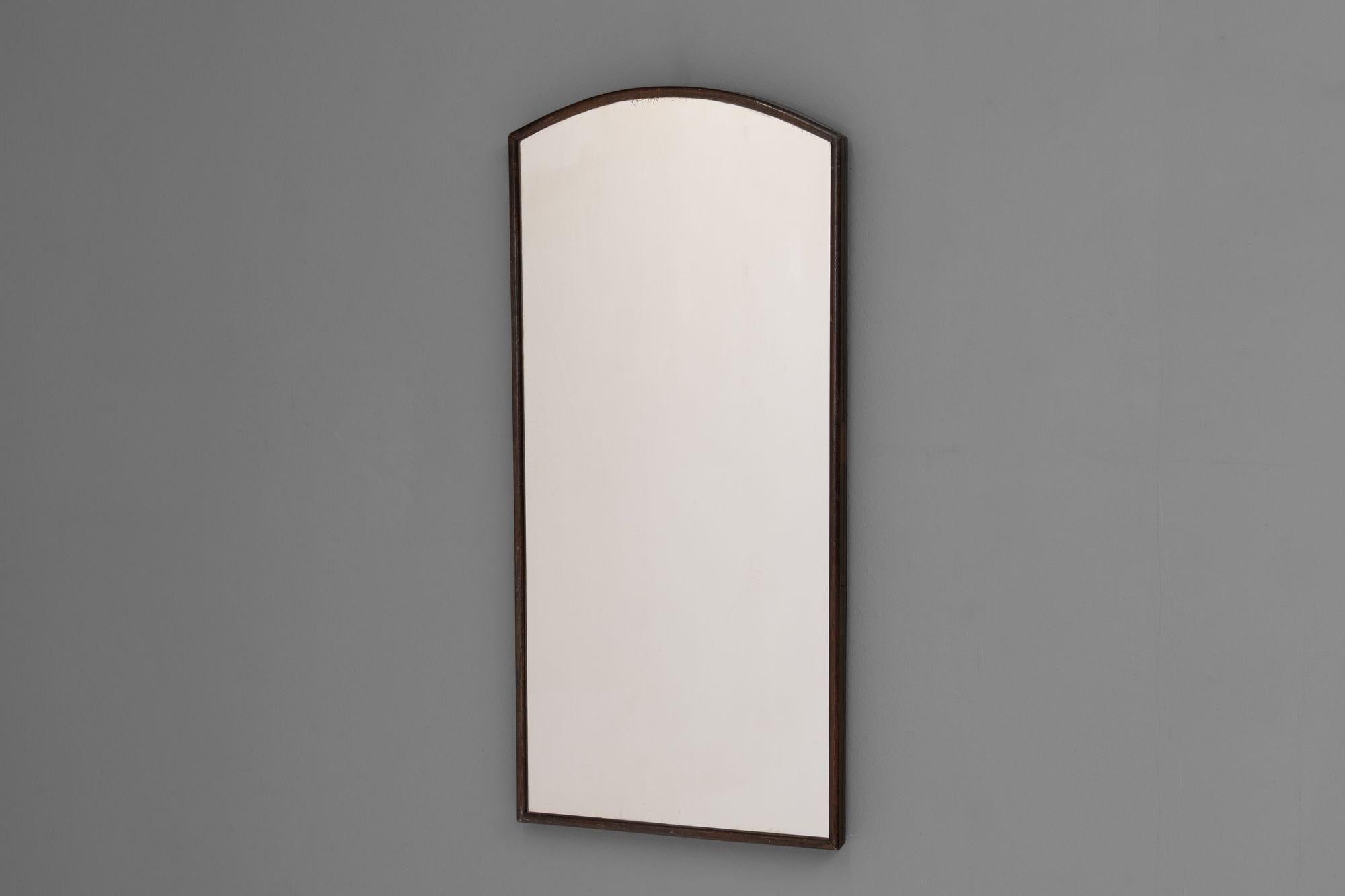 Pequeño espejo de tapa arqueada en un fino marco de roble. Reino Unido, hacia 1900.
Alto 75 cm x Ancho 34 cm x Fondo 4 cm
Ponte en contacto con nosotros para obtener un presupuesto exacto del envío.