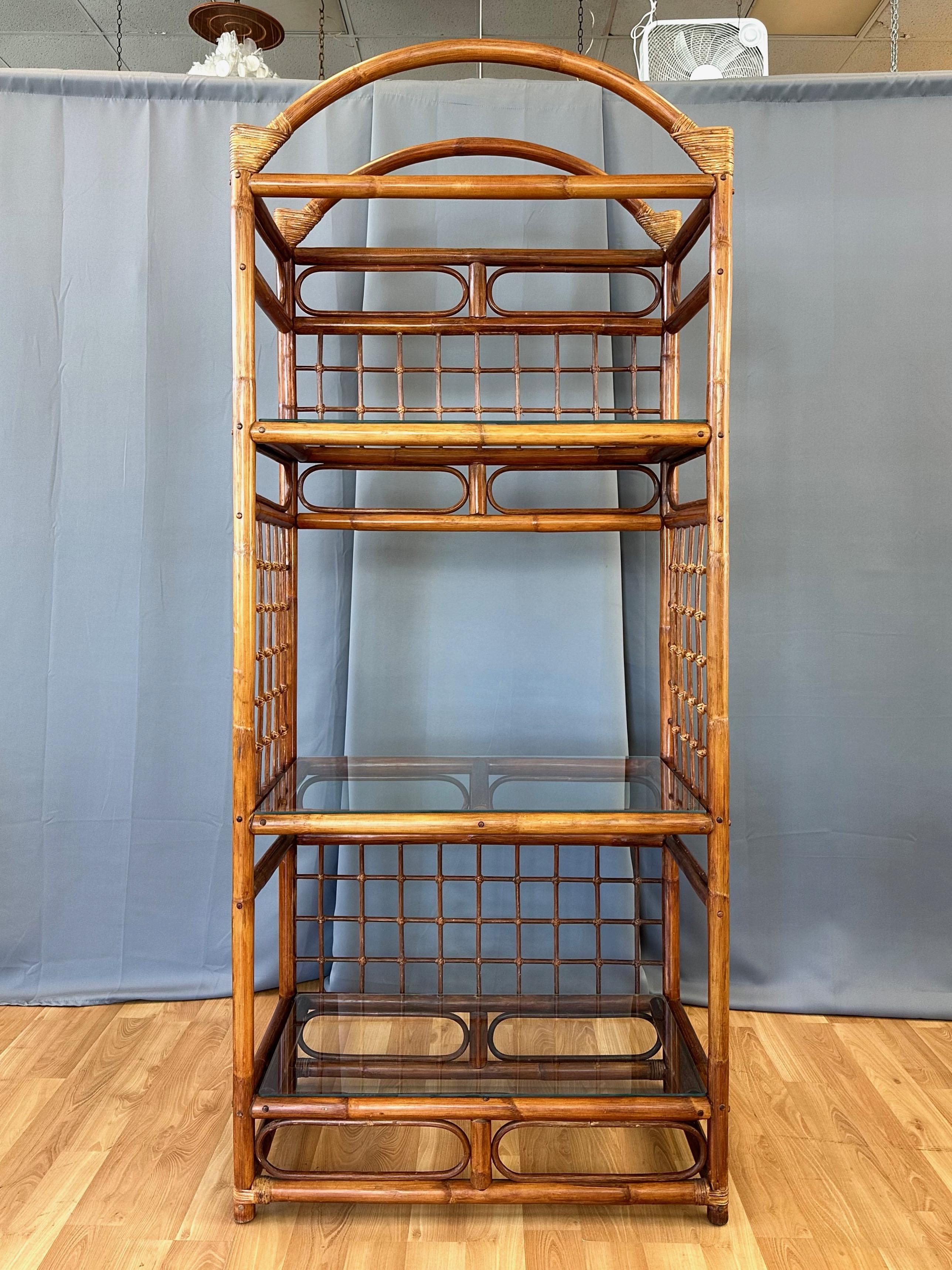 Gewölbte Etagere aus gebeiztem Rattan mit drei Glasböden, 1970er Jahre (Gehstock) im Angebot