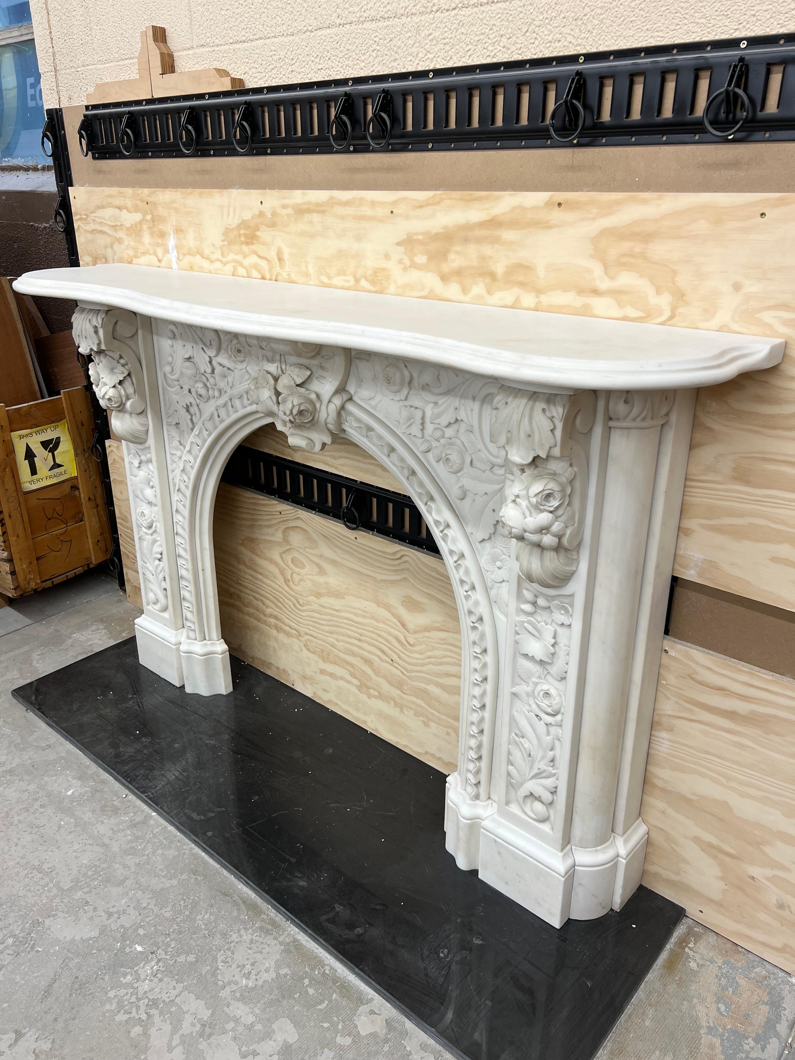 Arched Victorian Chimneypiece c. 1860 Carved in Statuary Marble In Good Condition For Sale In New York, NY