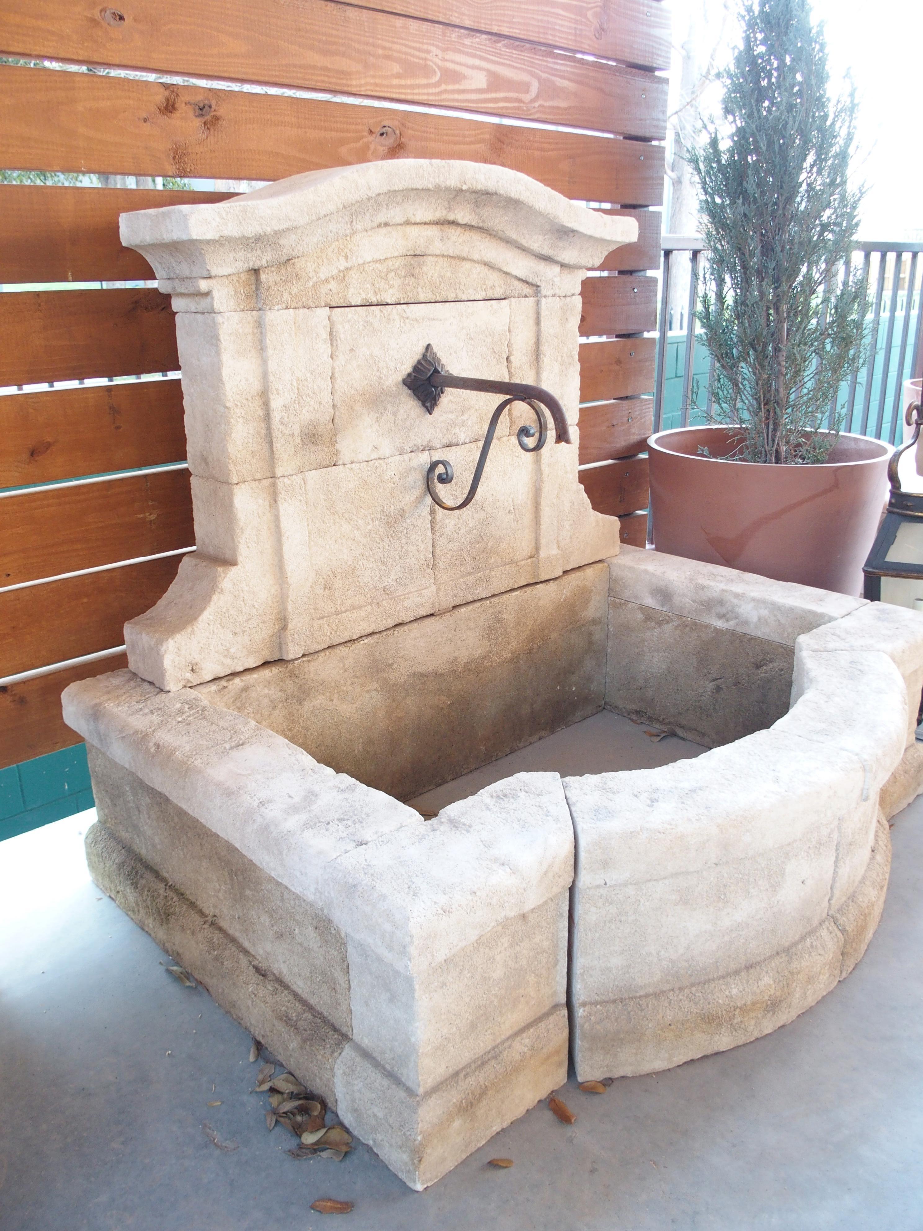 Wandbrunnen mit gewölbtem Brunnen mit geschwungenem Becken aus der Provence, Frankreich, Le Coustelet im Angebot 6