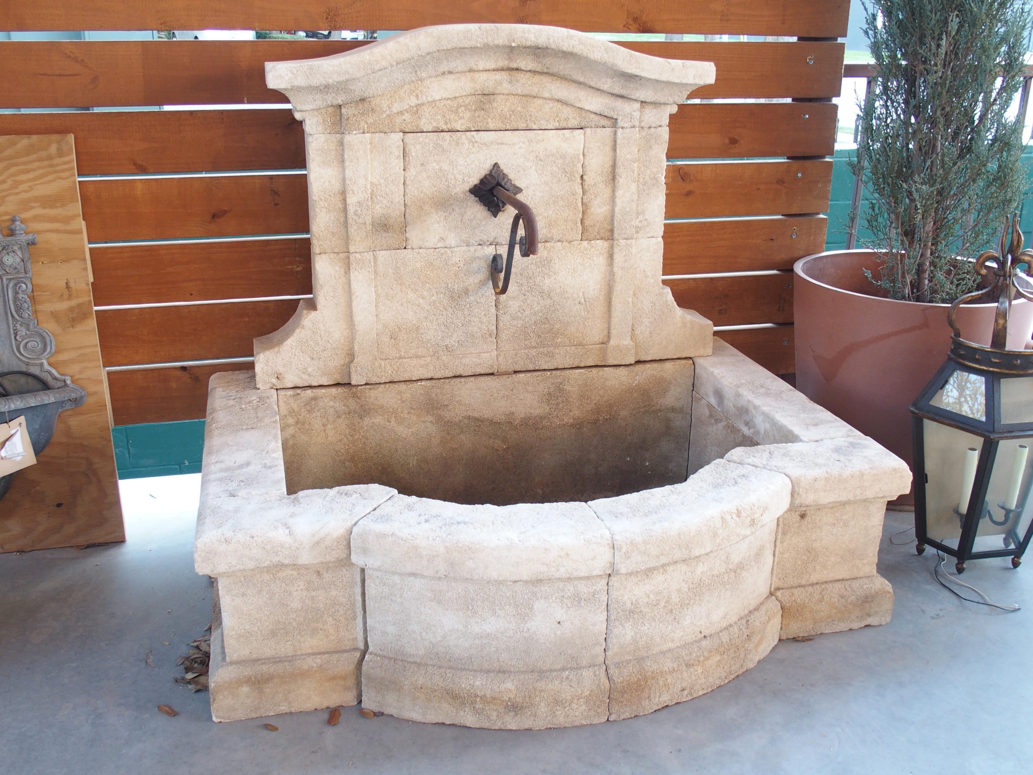 Wandbrunnen mit gewölbtem Brunnen mit geschwungenem Becken aus der Provence, Frankreich, Le Coustelet im Angebot 8