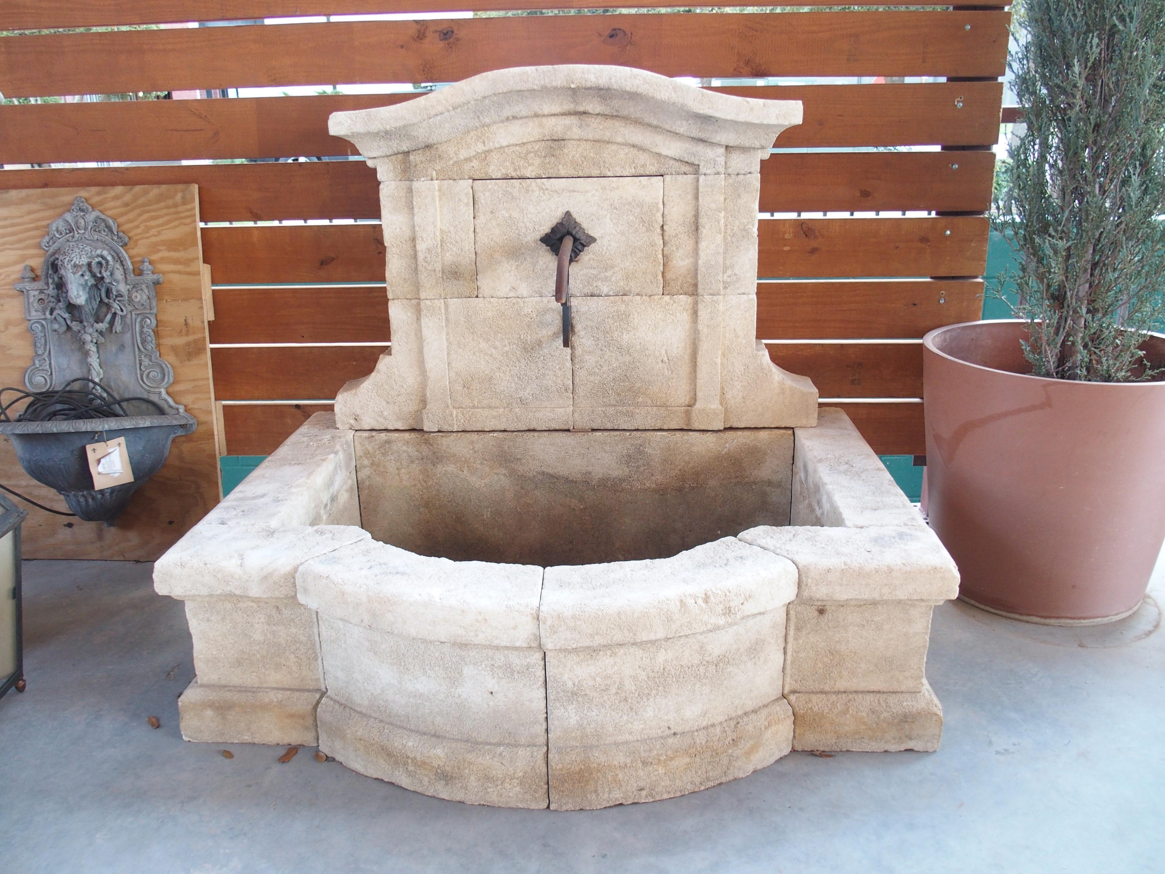 Wandbrunnen mit gewölbtem Brunnen mit geschwungenem Becken aus der Provence, Frankreich, Le Coustelet (Handgeschnitzt) im Angebot