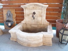 Wandbrunnen mit gewölbtem Brunnen mit geschwungenem Becken aus der Provence, Frankreich, Le Coustelet