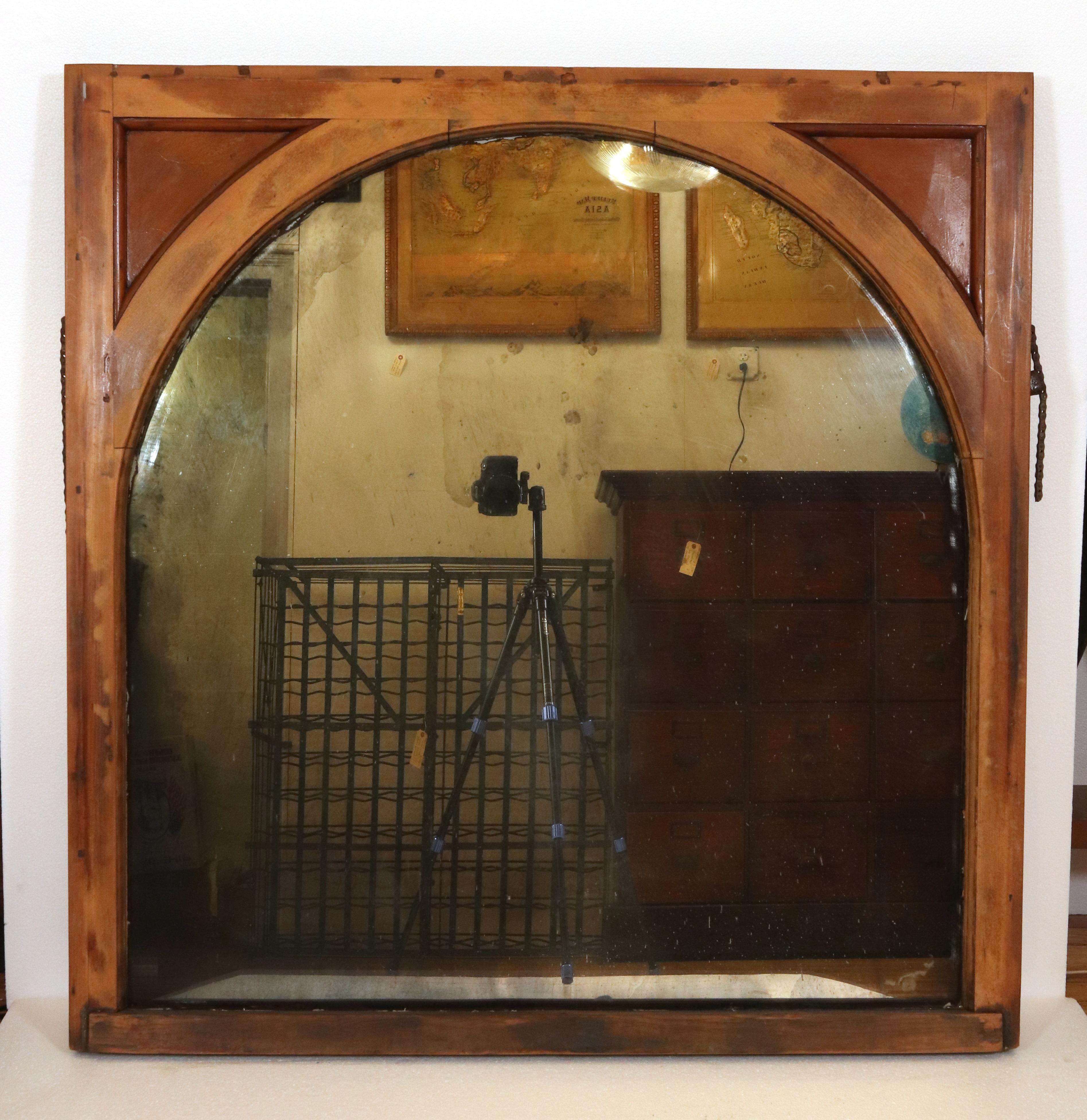 Miroir mural arqué avec cadre de fenêtre argenté en vente 7