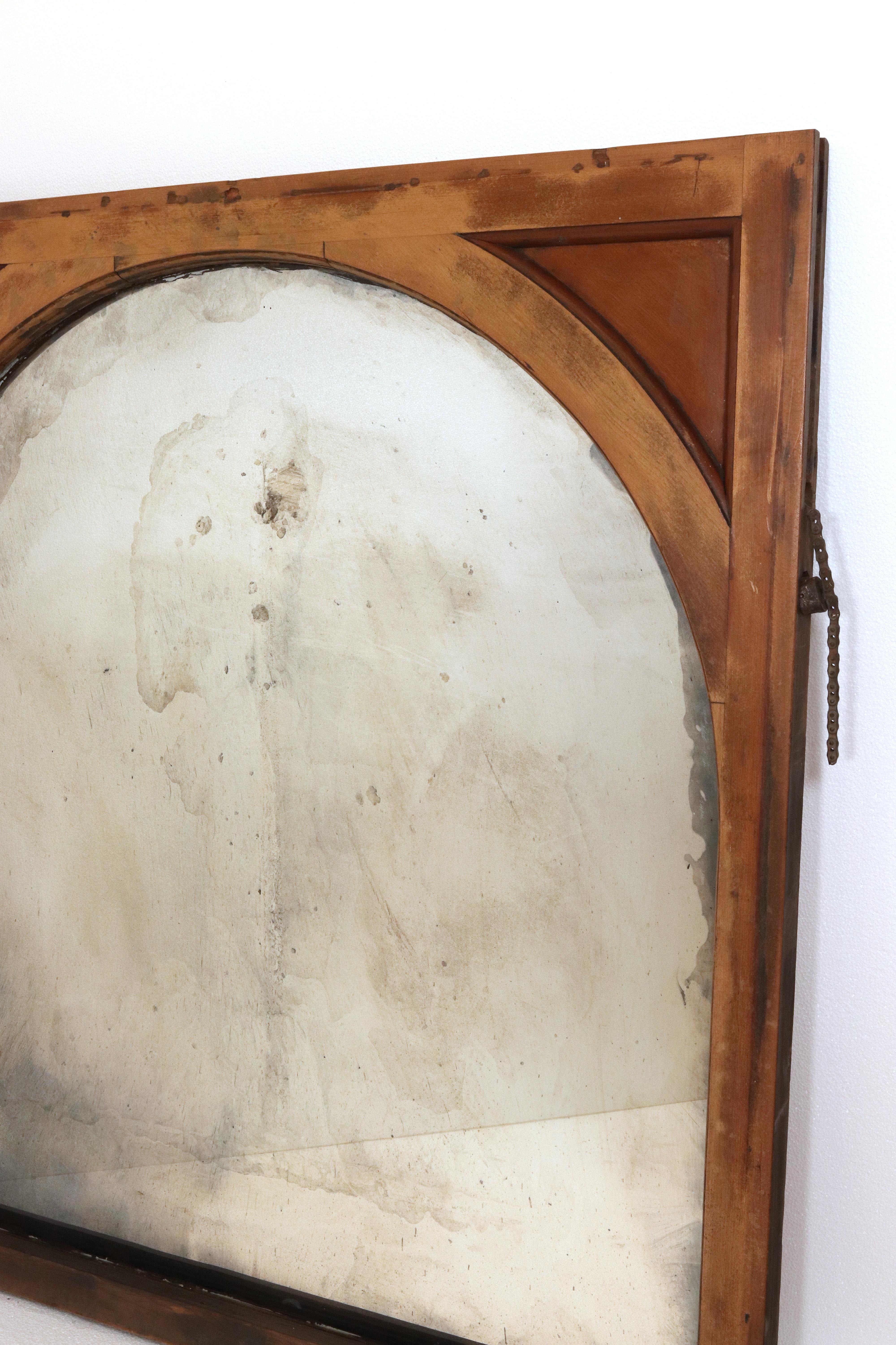 Américain Miroir mural arqué avec cadre de fenêtre argenté en vente