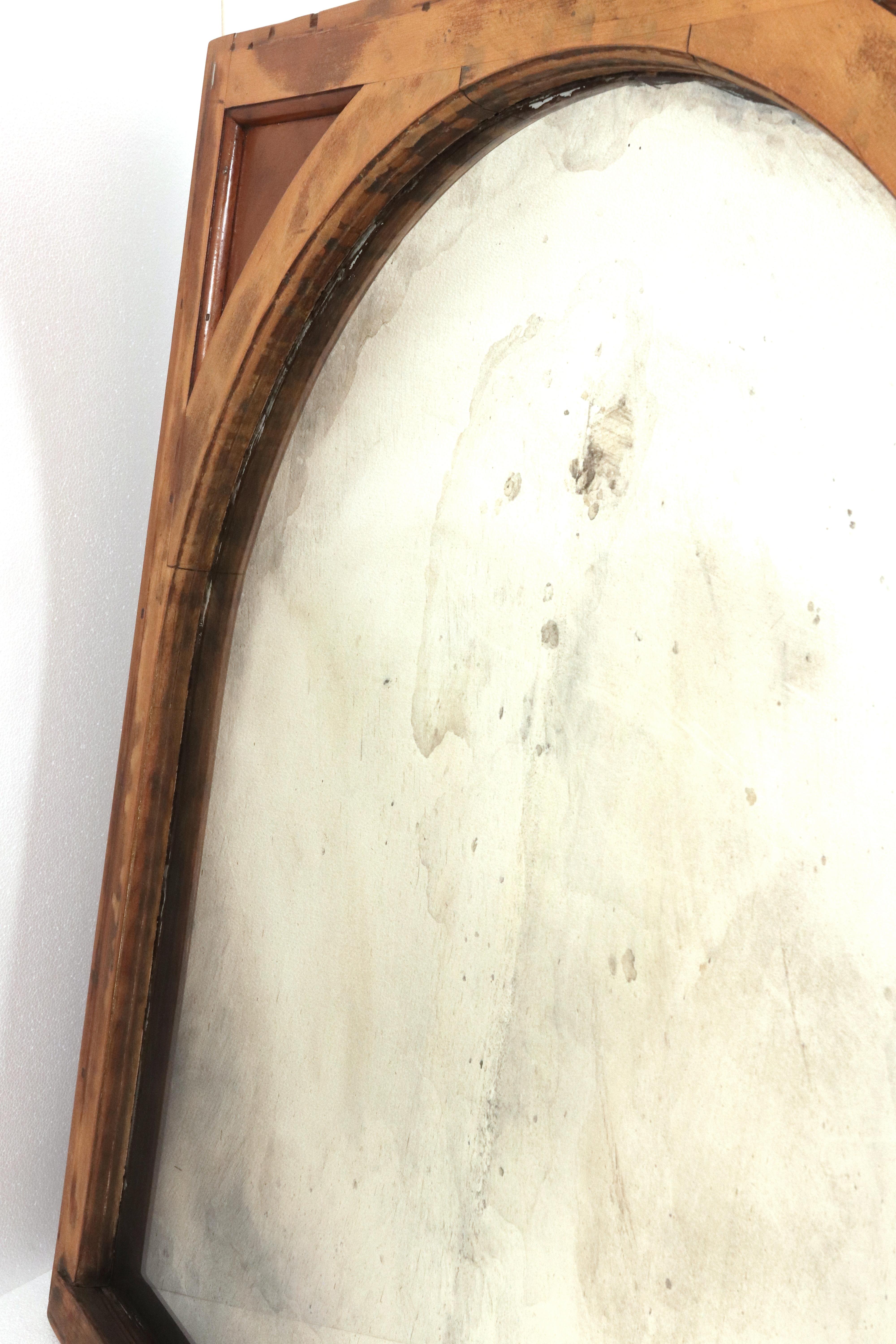 Argenté Miroir mural arqué avec cadre de fenêtre argenté en vente