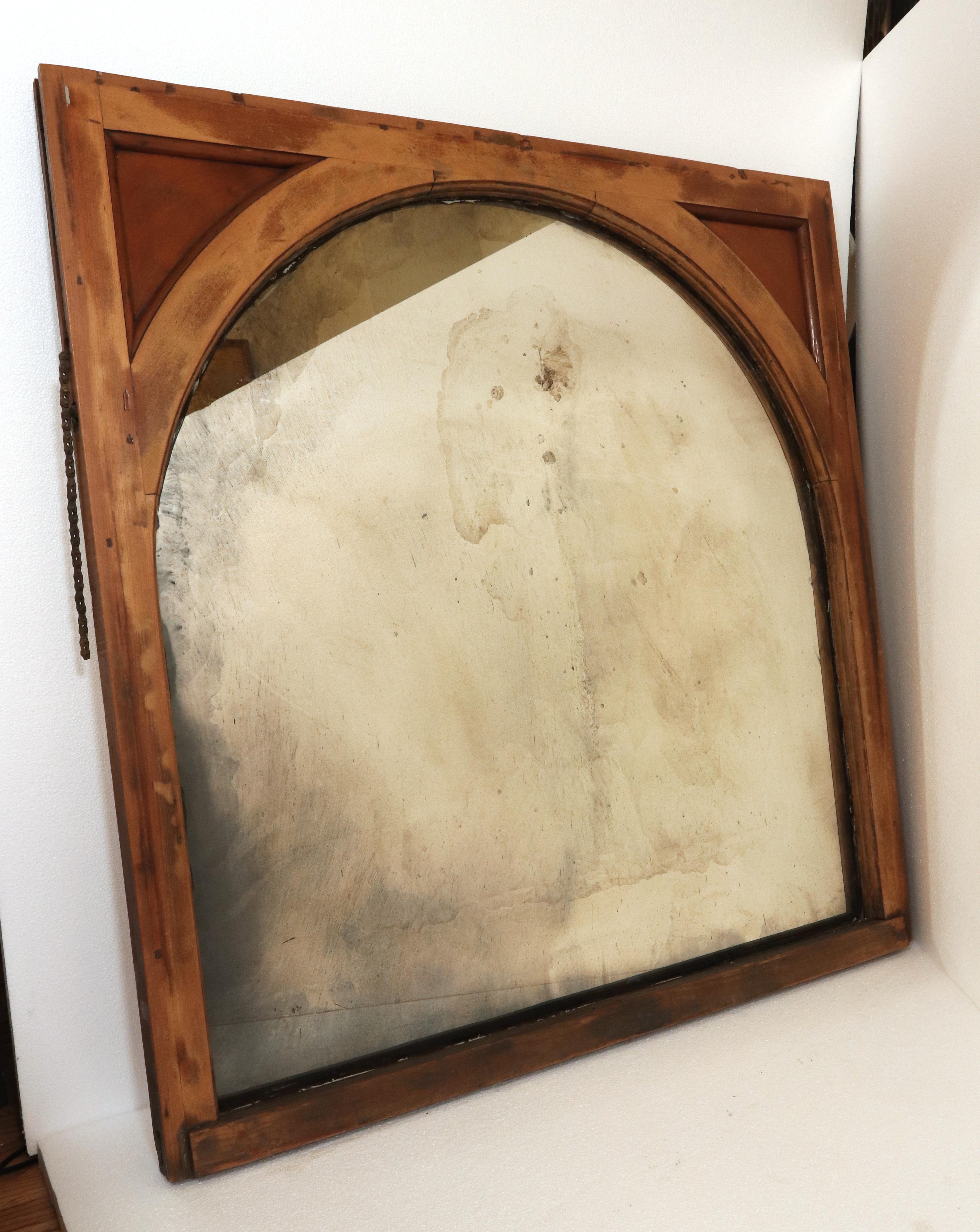 Miroir mural arqué avec cadre de fenêtre argenté en vente 1