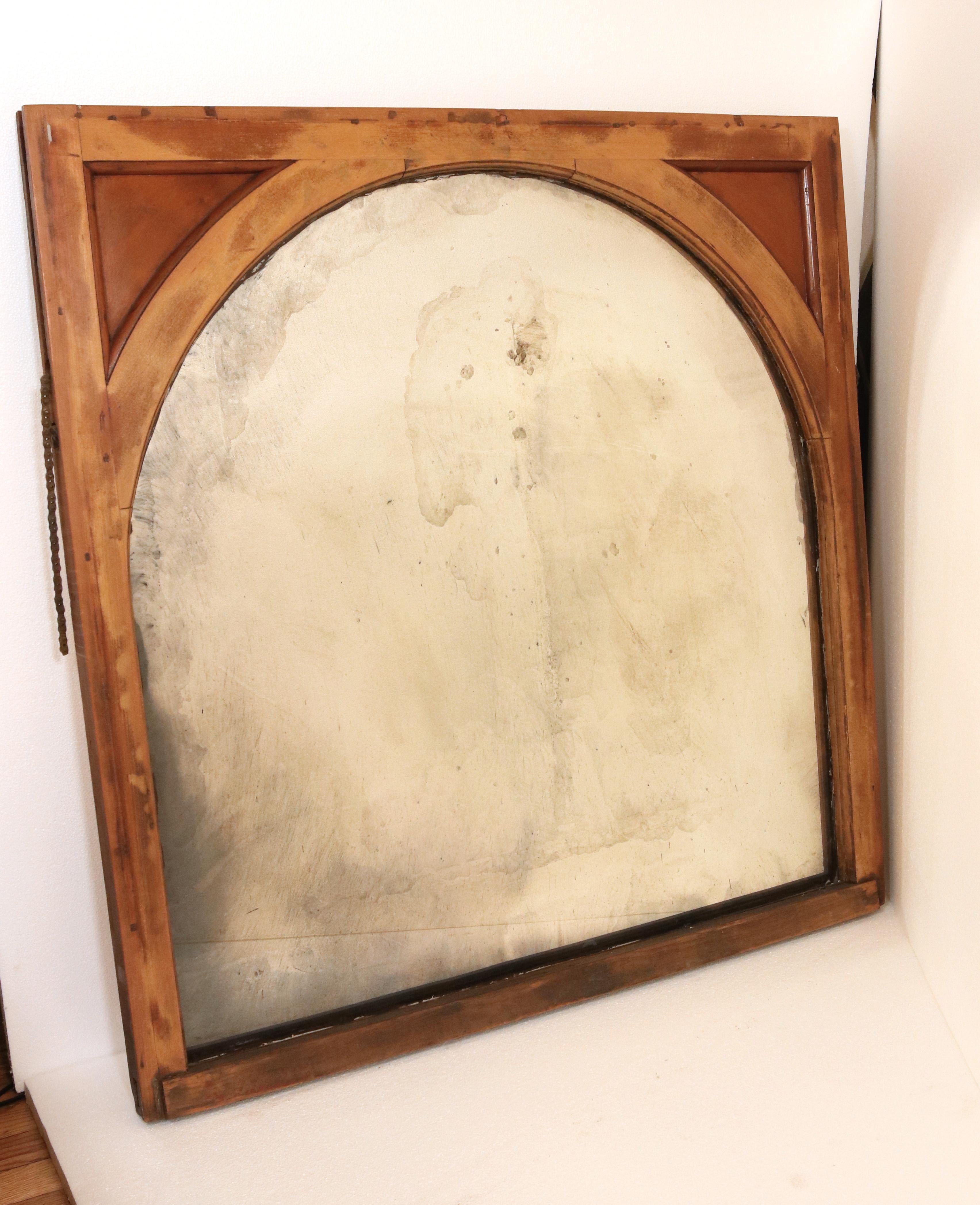 Miroir mural arqué avec cadre de fenêtre argenté en vente 2