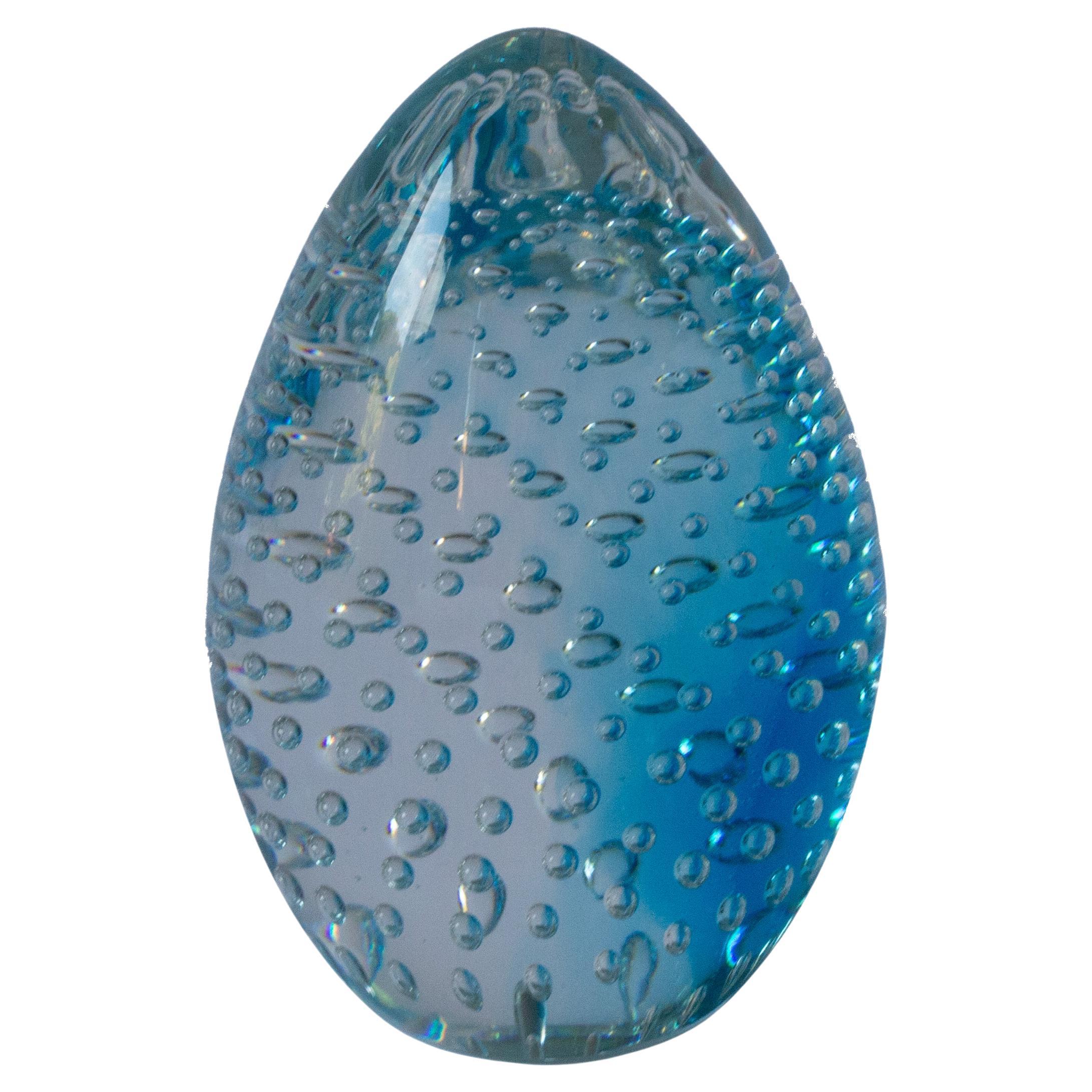 Le verre Seguso Blue Letterpress d'Archemide, fabriqué à Murano, présente d'étonnantes bulles d'air en forme de spirale. L'artiste verrier de renom Archimede Seguso présente ses techniques innovantes et sa vision artistique dans cette création, qui