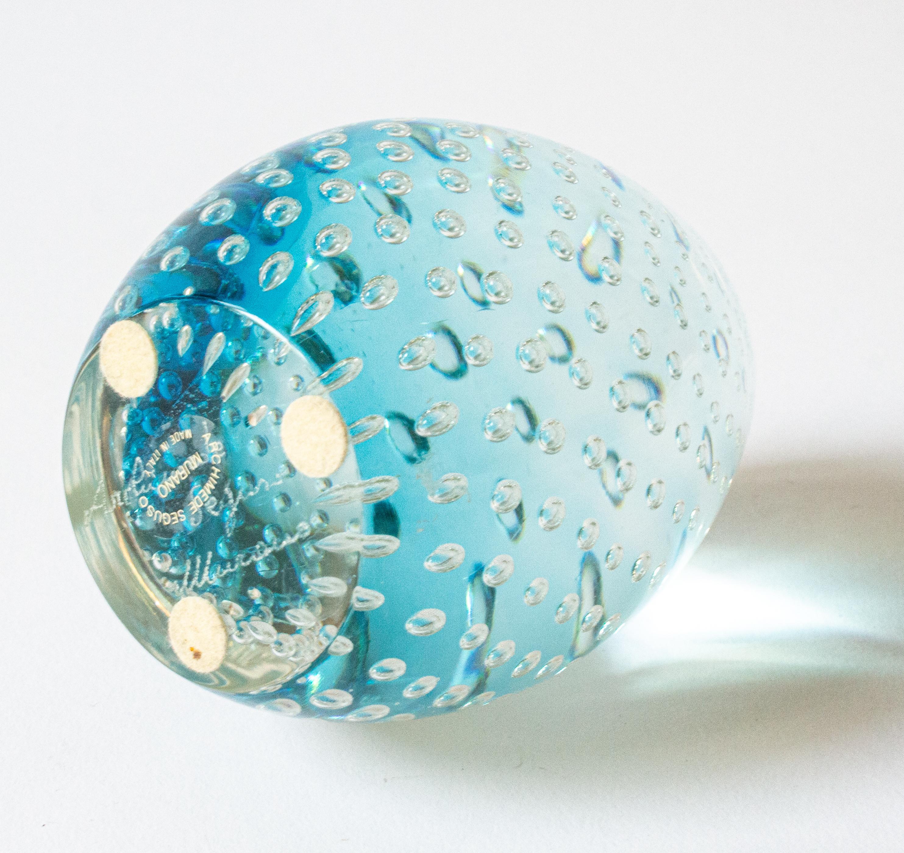 Fait main Presse-papiers Archemide Seguso en verre bleu avec bulles d'air en forme de spirale, Murano en vente