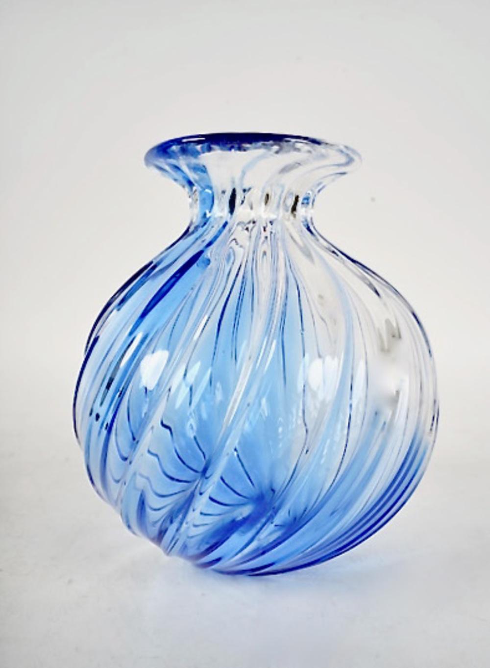 Archemide Seguso Twisted Glass Vase In Good Condition For Sale In Pasadena, CA