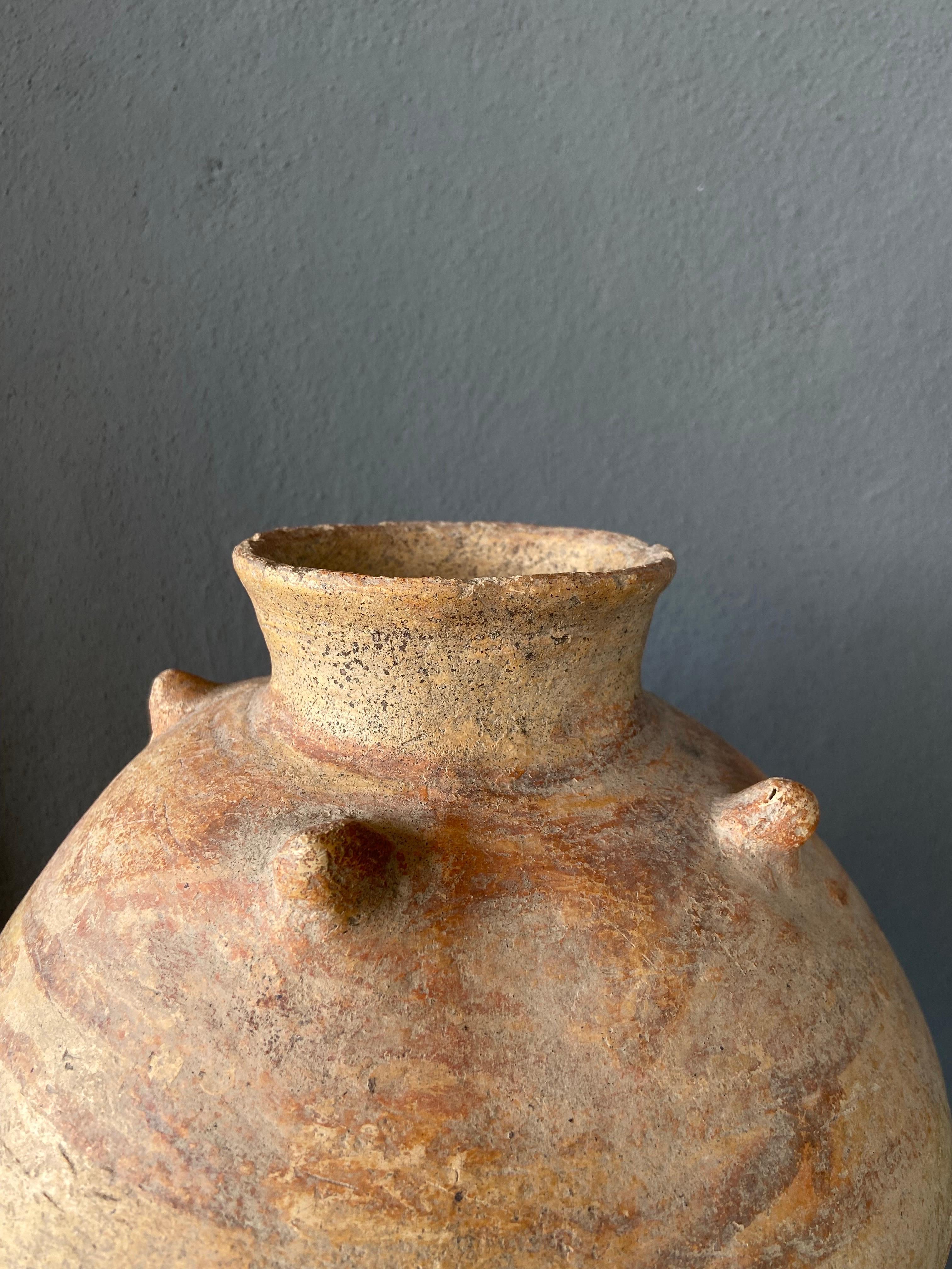 Handbemaltes Keramikgefäß aus der Region El Cajon in Nayarit, Mexiko, um das 12. Jahrhundert. Die vier spitzen Spitzen spielen wahrscheinlich auf die Himmelsrichtungen an.
