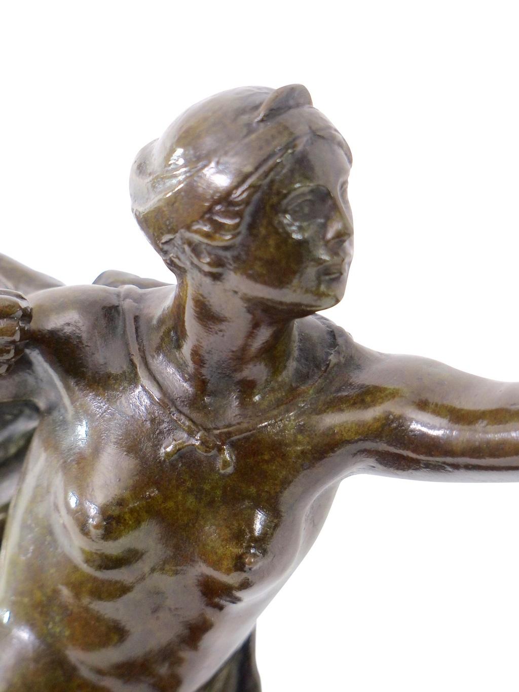Archer Art Deco
Der Bogenschütze ist eine Bronzeskulptur, die um 1925 in Frankreich geschaffen wurde. Die Skulptur stellt eine männliche Figur dar, die mit Pfeil und Bogen zum Schuss bereit ist. Das Werk ist vom Künstler mit 