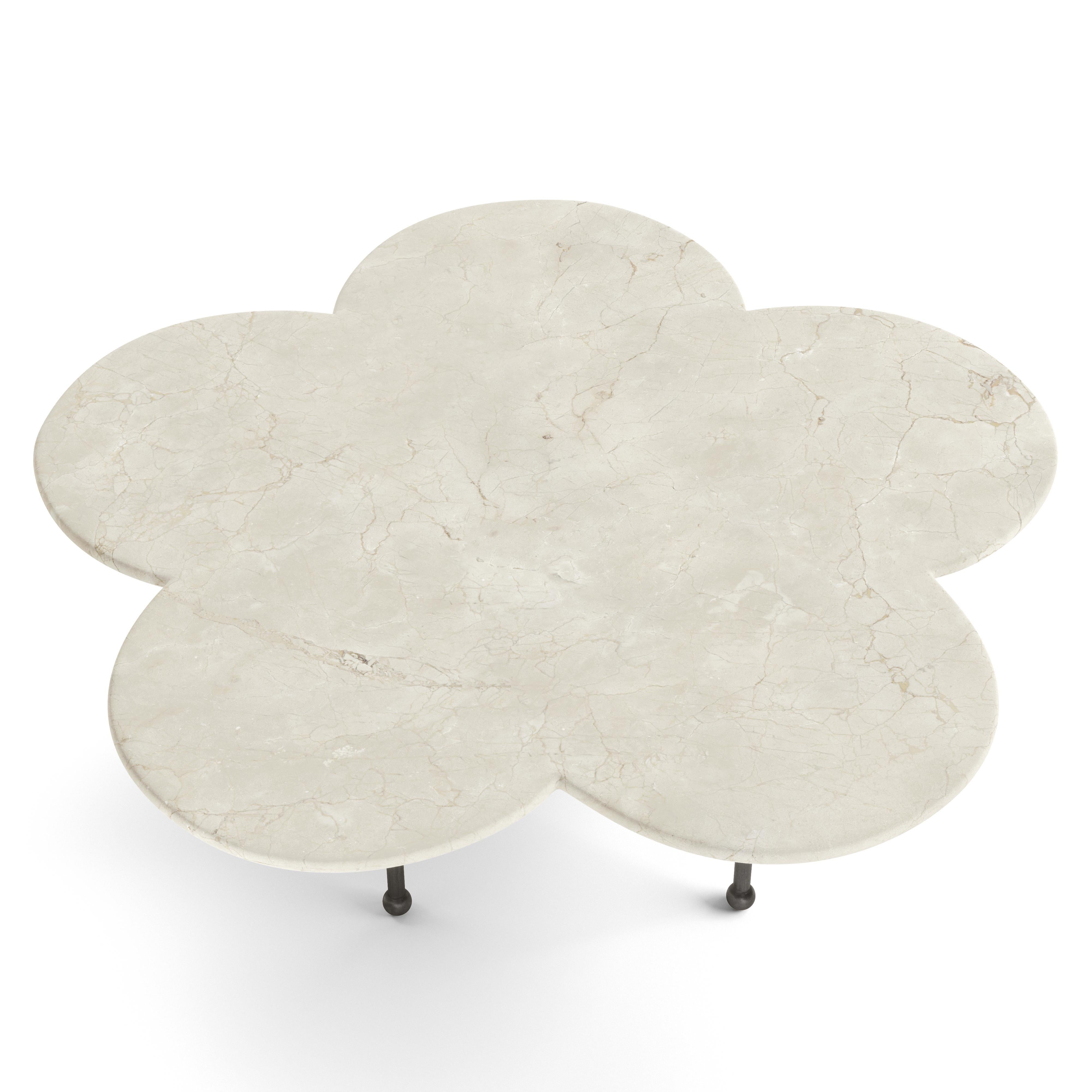 Américain Table basse Archer en marbre crémeux et laiton noirci par August Abode en vente