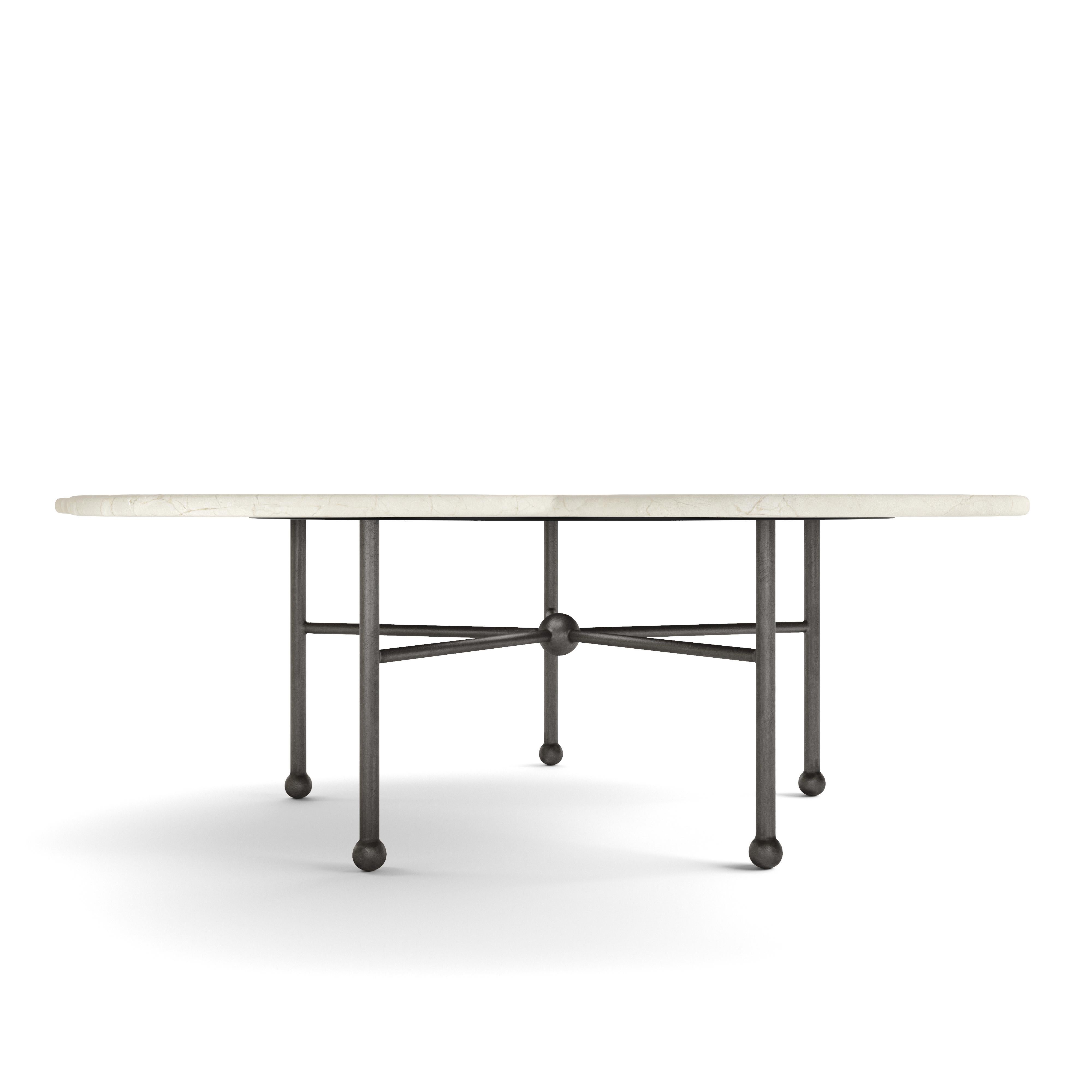Noirci Table basse Archer en marbre crémeux et laiton noirci par August Abode en vente
